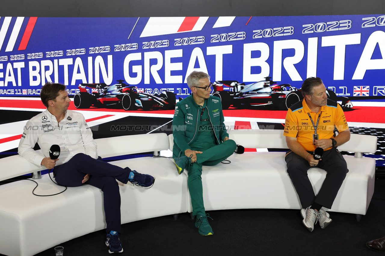 GP GRAN BRETAGNA, (L to R): James Vowles (GBR) Williams Racing Team Principal; Mike Krack (LUX) Aston Martin F1 Team, Team Principal; e Zak Brown (USA) McLaren Executive Director, in the FIA Press Conference.

07.07.2023. Formula 1 World Championship, Rd 11, British Grand Prix, Silverstone, England, Practice Day.

- www.xpbimages.com, EMail: requests@xpbimages.com © Copyright: Bearne / XPB Images