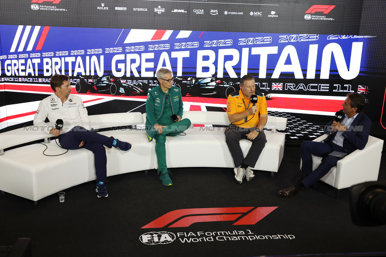 GP GRAN BRETAGNA, (L to R): James Vowles (GBR) Williams Racing Team Principal; Mike Krack (LUX) Aston Martin F1 Team, Team Principal; e Zak Brown (USA) McLaren Executive Director, in the FIA Press Conference.

07.07.2023. Formula 1 World Championship, Rd 11, British Grand Prix, Silverstone, England, Practice Day.

- www.xpbimages.com, EMail: requests@xpbimages.com © Copyright: Bearne / XPB Images
