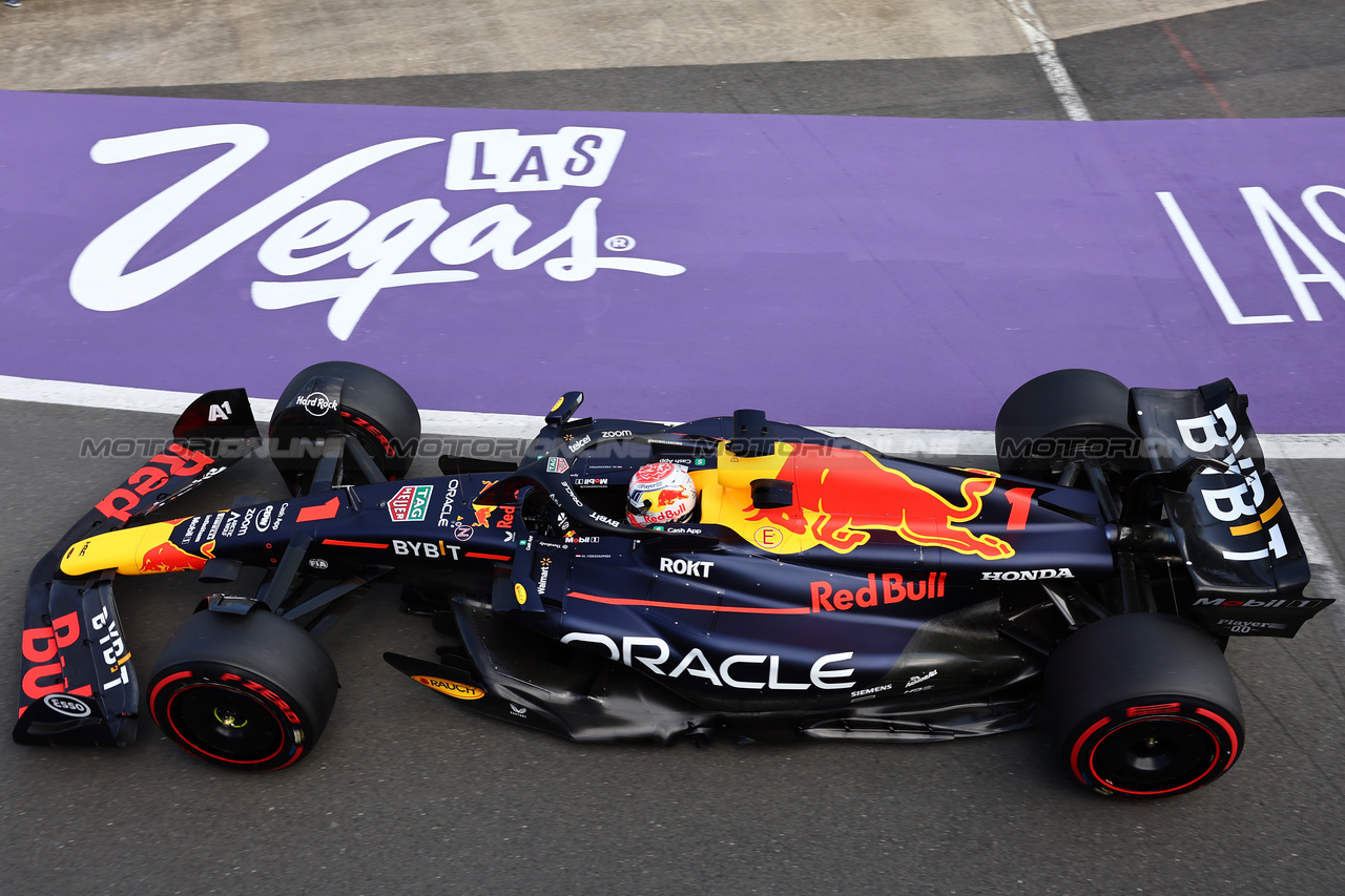 GP GRAN BRETAGNA, Max Verstappen (NLD) Red Bull Racing RB19.

07.07.2023. Formula 1 World Championship, Rd 11, British Grand Prix, Silverstone, England, Practice Day.

- www.xpbimages.com, EMail: requests@xpbimages.com © Copyright: Batchelor / XPB Images