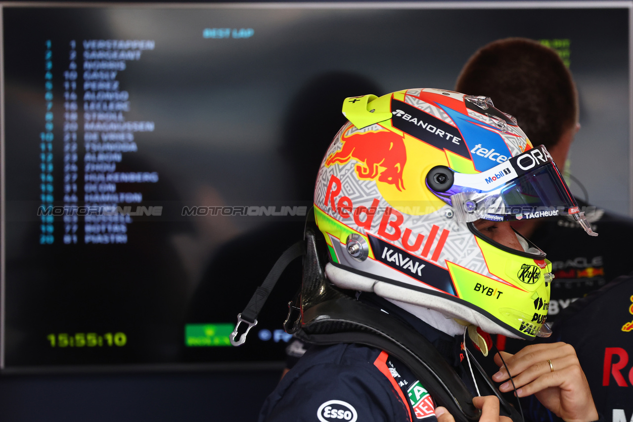GP GRAN BRETAGNA, Sergio Perez (MEX) Red Bull Racing.

07.07.2023. Formula 1 World Championship, Rd 11, British Grand Prix, Silverstone, England, Practice Day.

- www.xpbimages.com, EMail: requests@xpbimages.com © Copyright: Batchelor / XPB Images