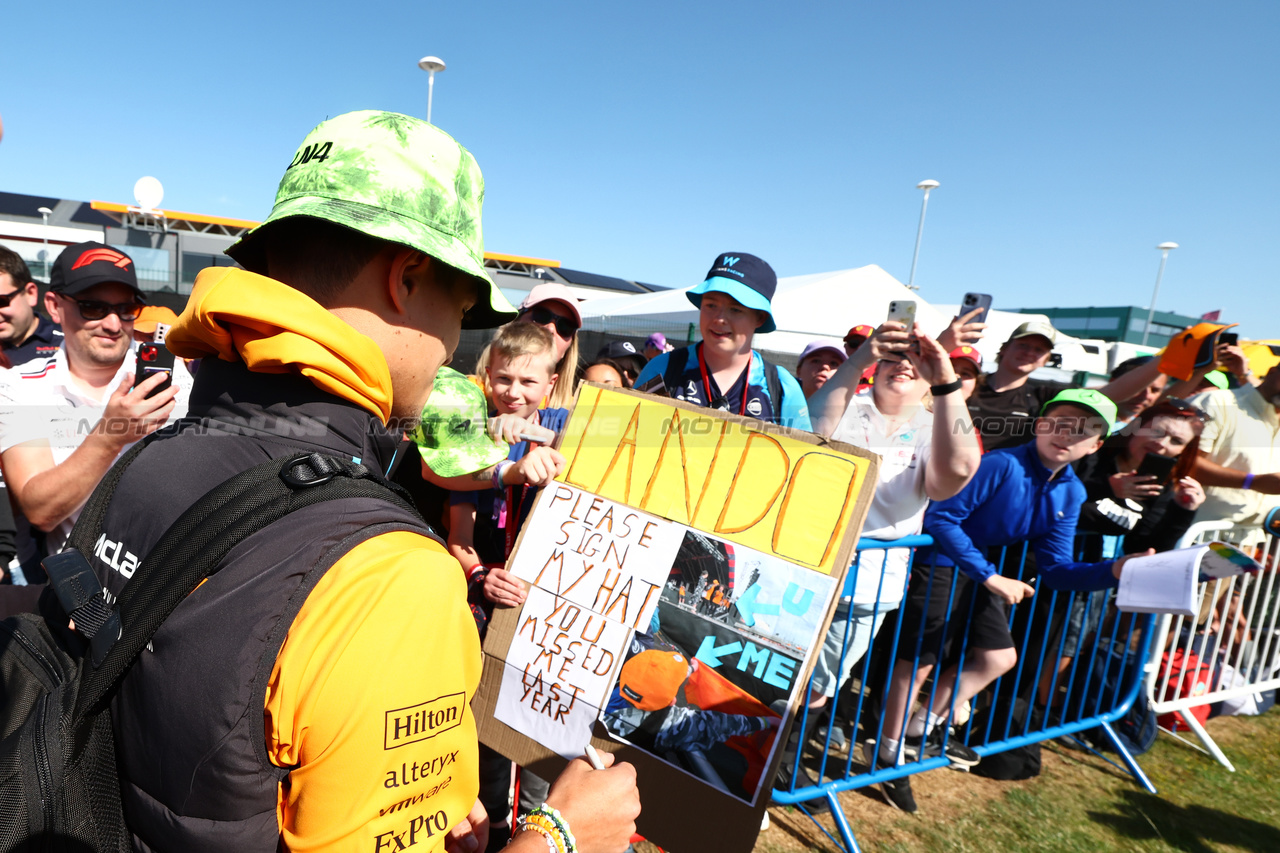 GP GRAN BRETAGNA, Lando Norris (GBR) McLaren with fans.

07.07.2023. Formula 1 World Championship, Rd 11, British Grand Prix, Silverstone, England, Practice Day.

 - www.xpbimages.com, EMail: requests@xpbimages.com © Copyright: Coates / XPB Images