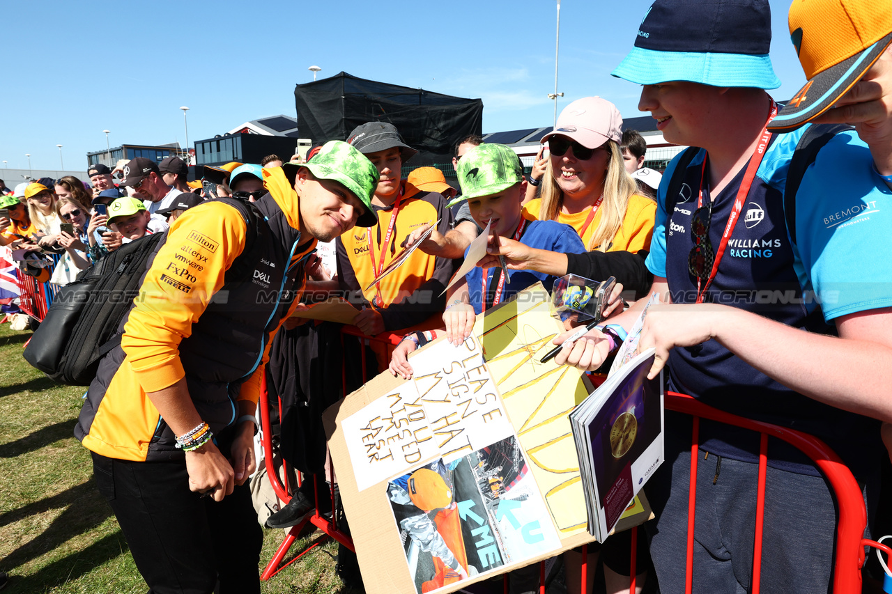 GP GRAN BRETAGNA, Lando Norris (GBR) McLaren with fans.

07.07.2023. Formula 1 World Championship, Rd 11, British Grand Prix, Silverstone, England, Practice Day.

 - www.xpbimages.com, EMail: requests@xpbimages.com © Copyright: Coates / XPB Images