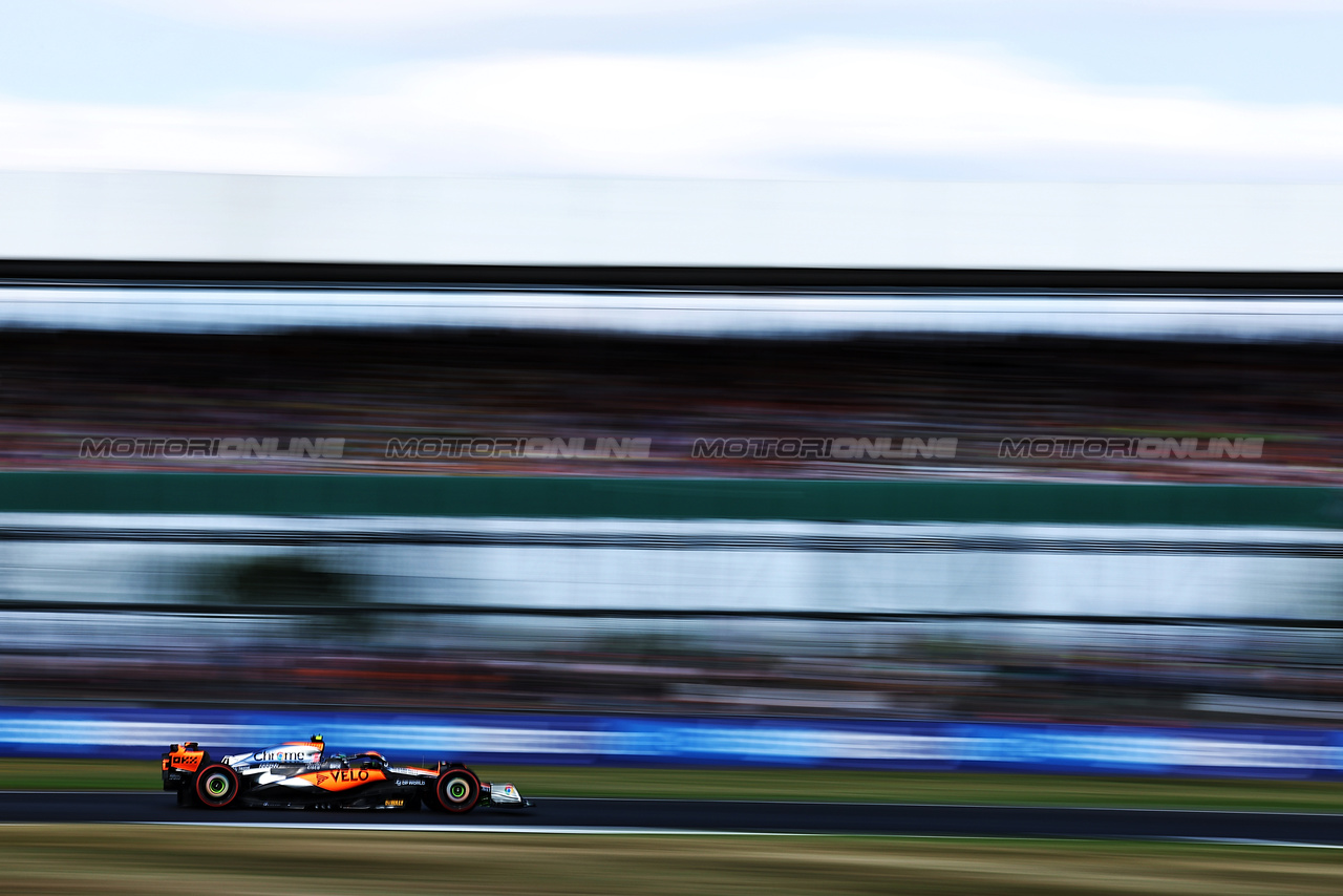 GP GRAN BRETAGNA, Lando Norris (GBR) McLaren MCL60.

07.07.2023. Formula 1 World Championship, Rd 11, British Grand Prix, Silverstone, England, Practice Day.

 - www.xpbimages.com, EMail: requests@xpbimages.com © Copyright: Coates / XPB Images