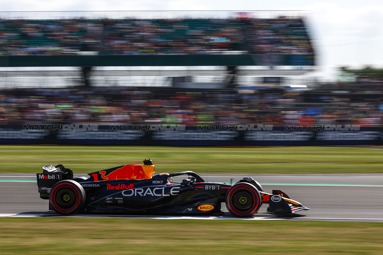 GP GRAN BRETAGNA, Max Verstappen (NLD), Red Bull Racing 
07.07.2023. Formula 1 World Championship, Rd 11, British Grand Prix, Silverstone, England, Practice Day.
- www.xpbimages.com, EMail: requests@xpbimages.com © Copyright: Charniaux / XPB Images