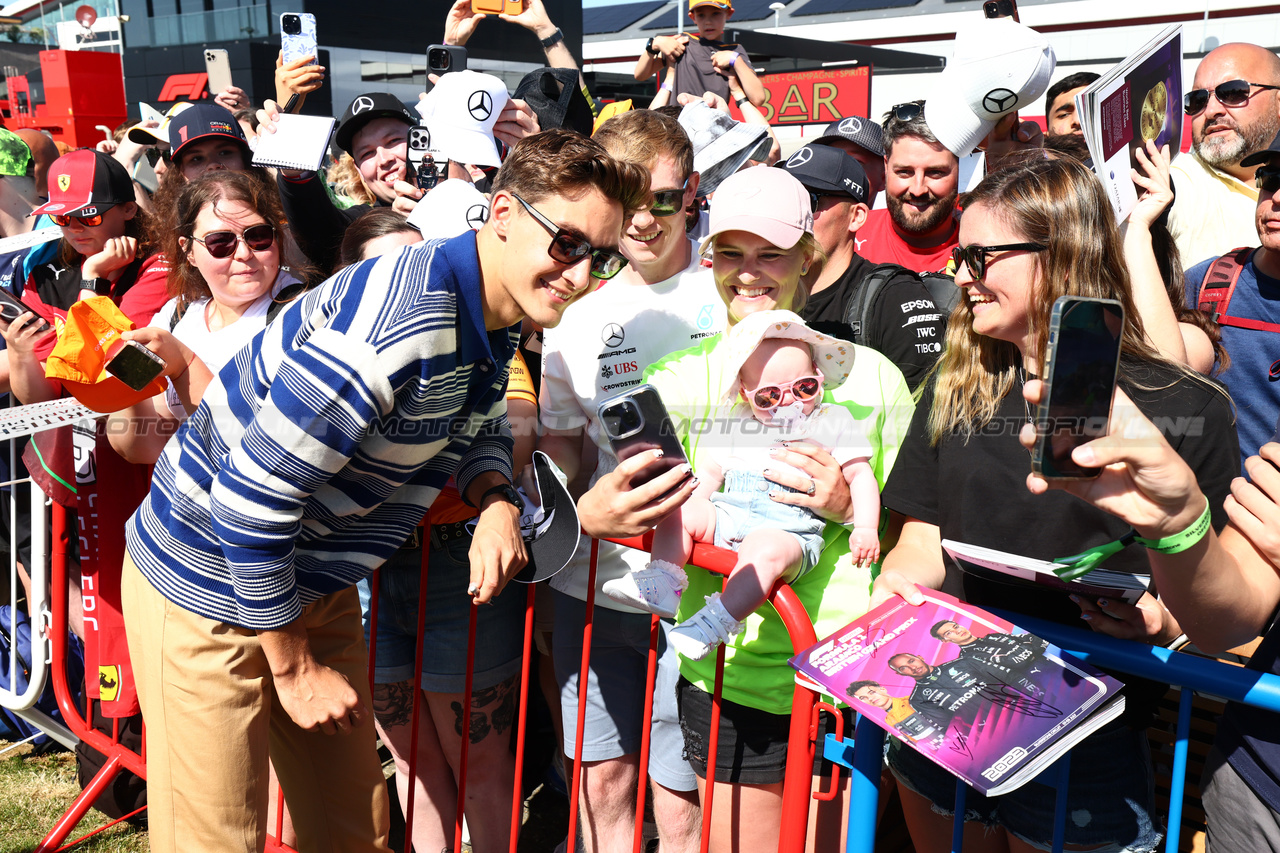 GP GRAN BRETAGNA, George Russell (GBR) Mercedes AMG F1 with fans.

07.07.2023. Formula 1 World Championship, Rd 11, British Grand Prix, Silverstone, England, Practice Day.

 - www.xpbimages.com, EMail: requests@xpbimages.com © Copyright: Coates / XPB Images