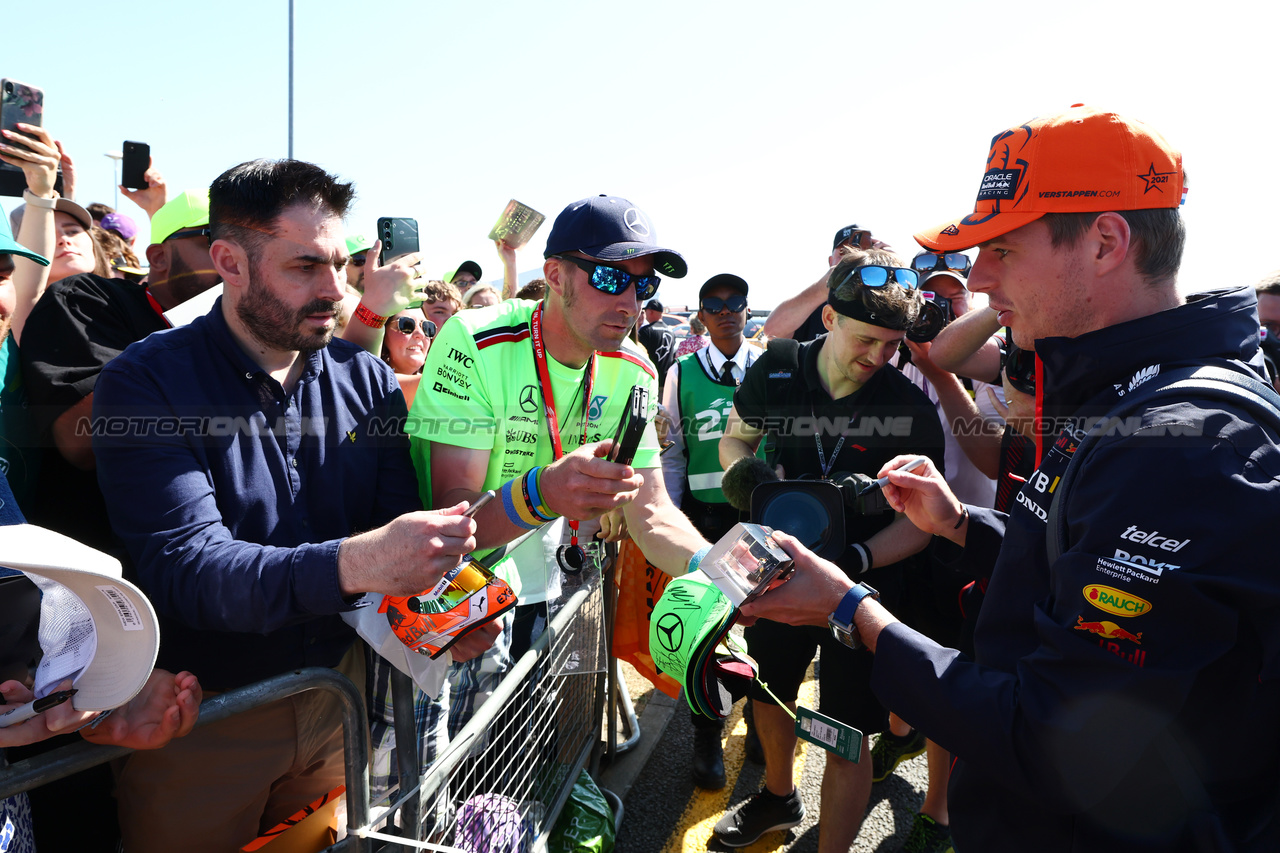 GP GRAN BRETAGNA, Max Verstappen (NLD) Red Bull Racing with fans.

07.07.2023. Formula 1 World Championship, Rd 11, British Grand Prix, Silverstone, England, Practice Day.

 - www.xpbimages.com, EMail: requests@xpbimages.com © Copyright: Coates / XPB Images