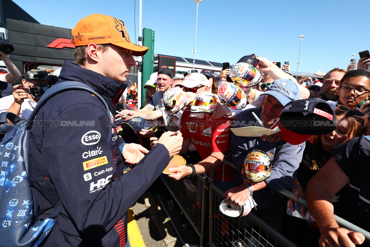 GP GRAN BRETAGNA, Max Verstappen (NLD) Red Bull Racing with fans.

07.07.2023. Formula 1 World Championship, Rd 11, British Grand Prix, Silverstone, England, Practice Day.

 - www.xpbimages.com, EMail: requests@xpbimages.com © Copyright: Coates / XPB Images