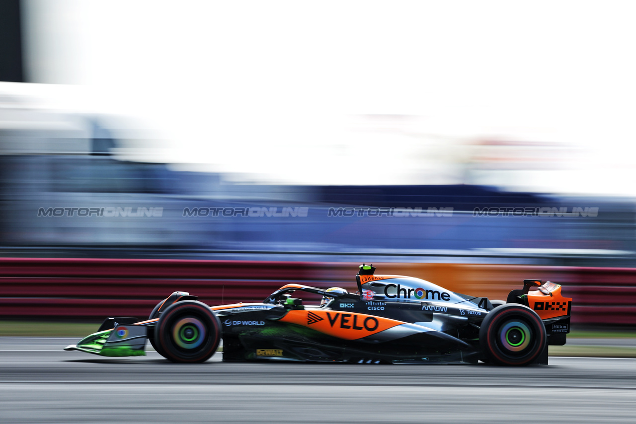 GP GRAN BRETAGNA, Lando Norris (GBR) McLaren MCL60.

07.07.2023. Formula 1 World Championship, Rd 11, British Grand Prix, Silverstone, England, Practice Day.

- www.xpbimages.com, EMail: requests@xpbimages.com © Copyright: Bearne / XPB Images