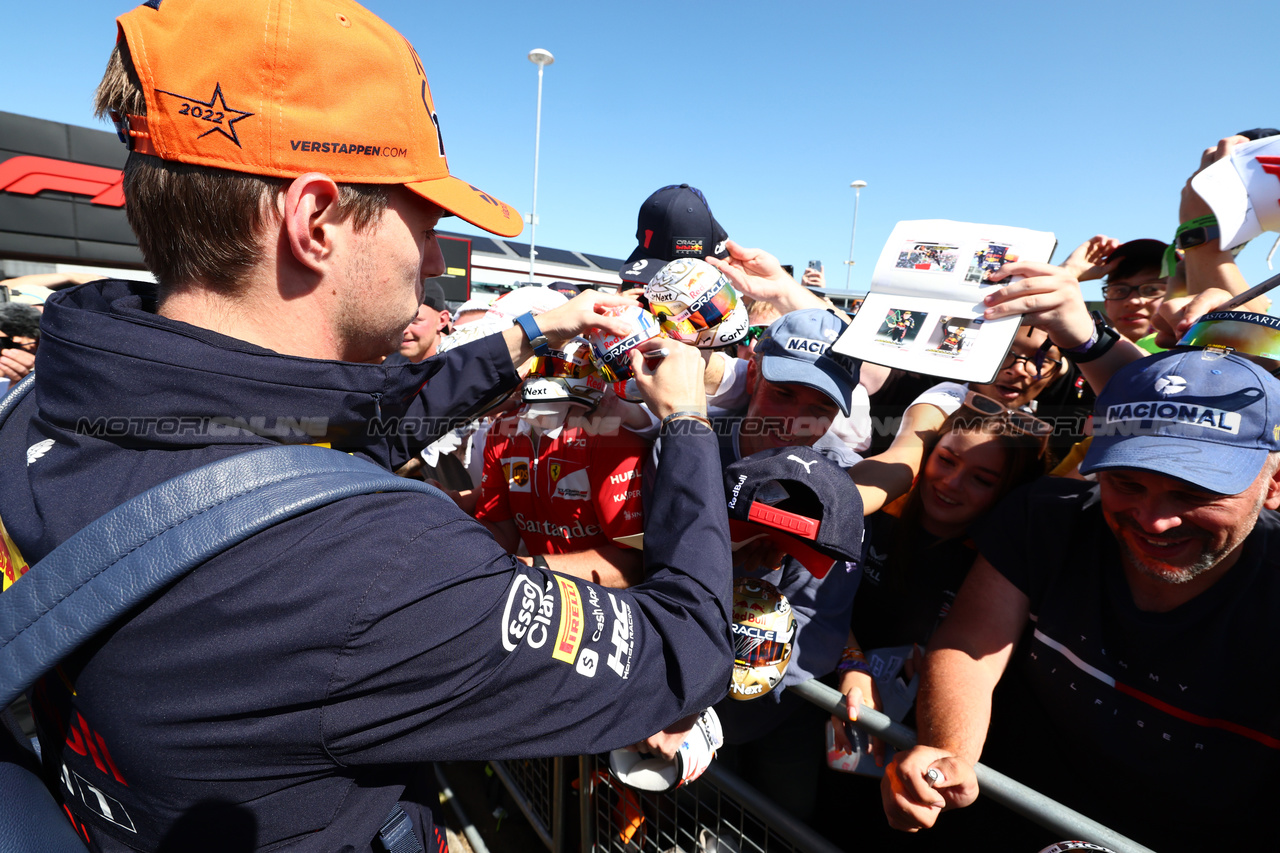 GP GRAN BRETAGNA, Max Verstappen (NLD) Red Bull Racing with fans.

07.07.2023. Formula 1 World Championship, Rd 11, British Grand Prix, Silverstone, England, Practice Day.

 - www.xpbimages.com, EMail: requests@xpbimages.com © Copyright: Coates / XPB Images
