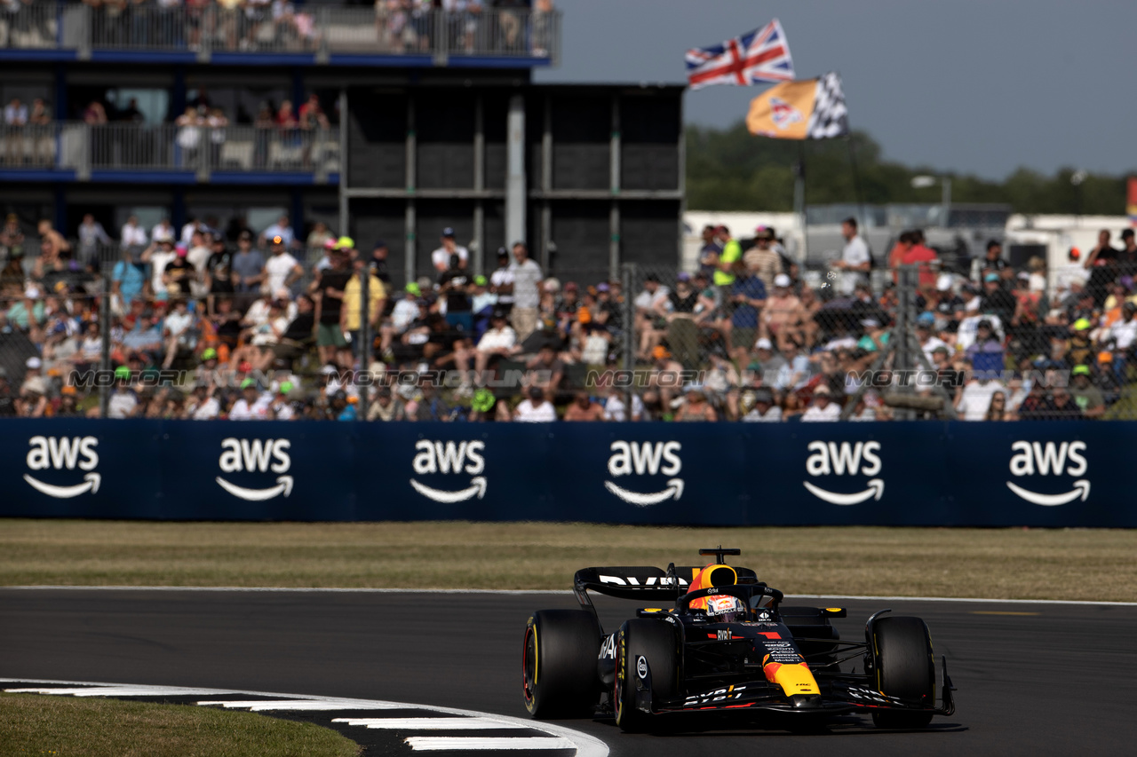 GP GRAN BRETAGNA, Max Verstappen (NLD) Red Bull Racing RB19.

07.07.2023. Formula 1 World Championship, Rd 11, British Grand Prix, Silverstone, England, Practice Day.

- www.xpbimages.com, EMail: requests@xpbimages.com © Copyright: Staley / XPB Images