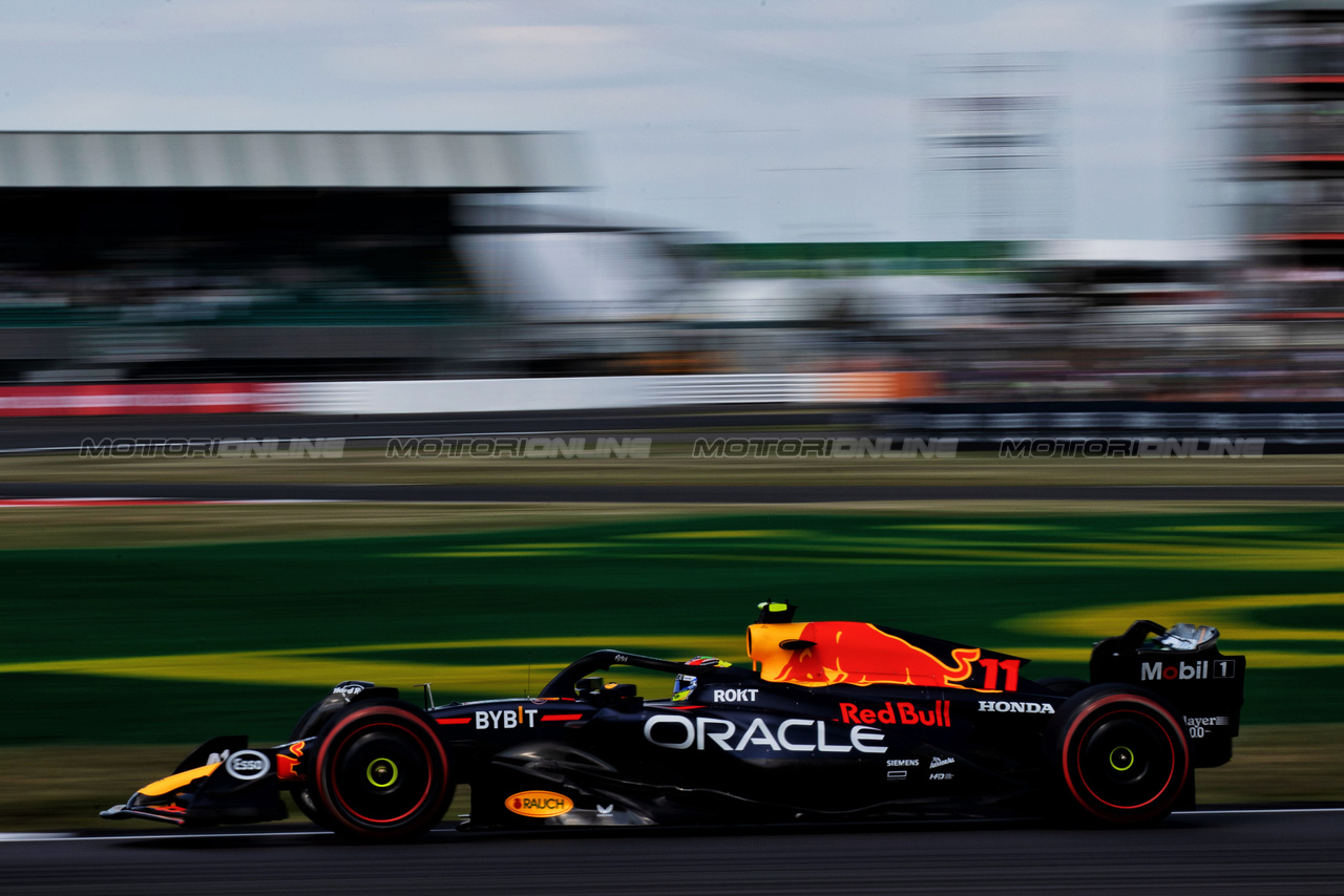 GP GRAN BRETAGNA, Sergio Perez (MEX) Red Bull Racing RB19.

07.07.2023. Formula 1 World Championship, Rd 11, British Grand Prix, Silverstone, England, Practice Day.

- www.xpbimages.com, EMail: requests@xpbimages.com © Copyright: Staley / XPB Images