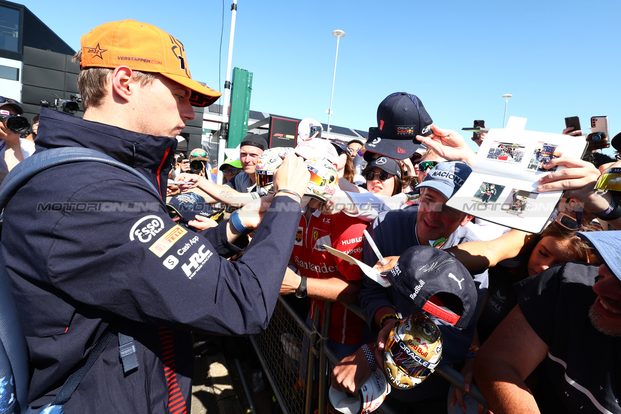 GP GRAN BRETAGNA, Max Verstappen (NLD) Red Bull Racing with fans.

07.07.2023. Formula 1 World Championship, Rd 11, British Grand Prix, Silverstone, England, Practice Day.

 - www.xpbimages.com, EMail: requests@xpbimages.com © Copyright: Coates / XPB Images
