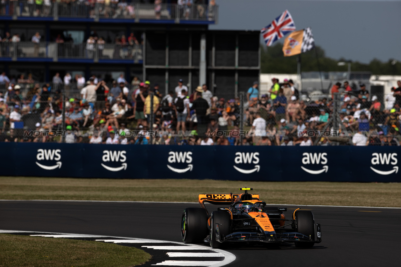 GP GRAN BRETAGNA, Lando Norris (GBR) McLaren MCL60.

07.07.2023. Formula 1 World Championship, Rd 11, British Grand Prix, Silverstone, England, Practice Day.

- www.xpbimages.com, EMail: requests@xpbimages.com © Copyright: Staley / XPB Images