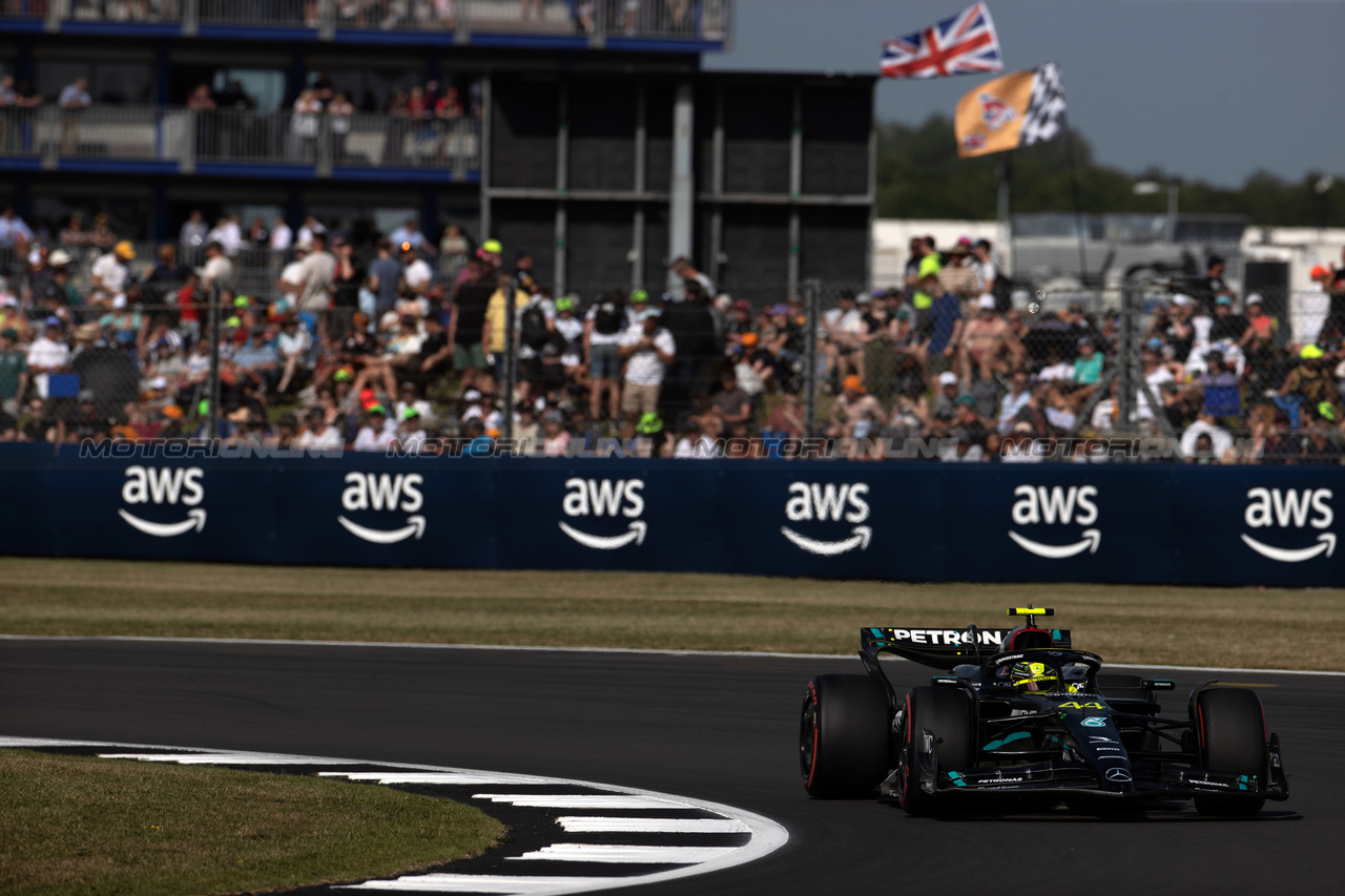 GP GRAN BRETAGNA, Lewis Hamilton (GBR) Mercedes AMG F1 W14.

07.07.2023. Formula 1 World Championship, Rd 11, British Grand Prix, Silverstone, England, Practice Day.

- www.xpbimages.com, EMail: requests@xpbimages.com © Copyright: Staley / XPB Images