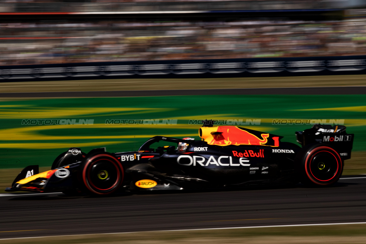 GP GRAN BRETAGNA, Max Verstappen (NLD) Red Bull Racing RB19.

07.07.2023. Formula 1 World Championship, Rd 11, British Grand Prix, Silverstone, England, Practice Day.

- www.xpbimages.com, EMail: requests@xpbimages.com © Copyright: Staley / XPB Images