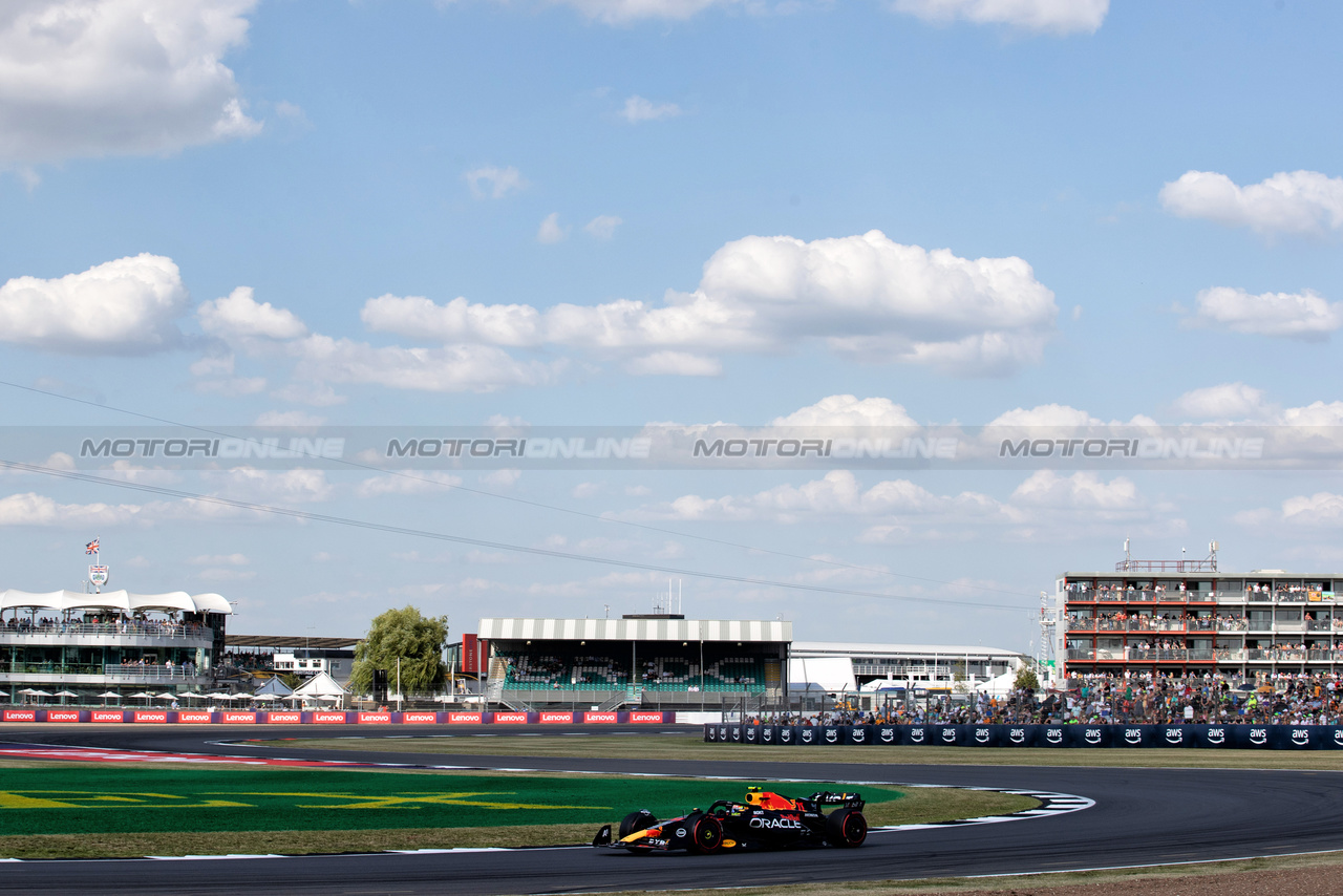 GP GRAN BRETAGNA, Sergio Perez (MEX) Red Bull Racing RB19.

07.07.2023. Formula 1 World Championship, Rd 11, British Grand Prix, Silverstone, England, Practice Day.

- www.xpbimages.com, EMail: requests@xpbimages.com © Copyright: Staley / XPB Images