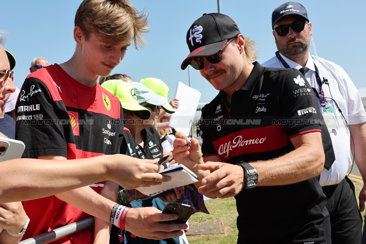 GP GRAN BRETAGNA, Valtteri Bottas (FIN) Alfa Romeo F1 Team with fans.

07.07.2023. Formula 1 World Championship, Rd 11, British Grand Prix, Silverstone, England, Practice Day.

 - www.xpbimages.com, EMail: requests@xpbimages.com © Copyright: Rew / XPB Images