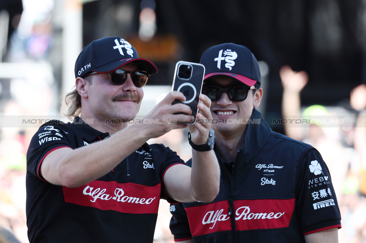 GP GRAN BRETAGNA, Valtteri Bottas (FIN) Alfa Romeo F1 Team e Zhou Guanyu (CHN) Alfa Romeo F1 Team on the FanZone Stage.

07.07.2023. Formula 1 World Championship, Rd 11, British Grand Prix, Silverstone, England, Practice Day.

 - www.xpbimages.com, EMail: requests@xpbimages.com © Copyright: Rew / XPB Images
