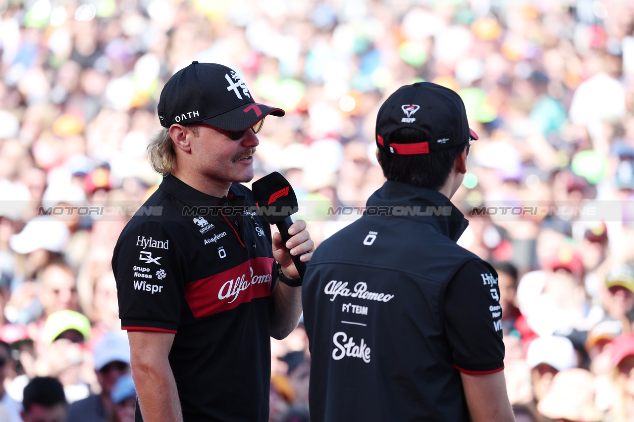 GP GRAN BRETAGNA, Valtteri Bottas (FIN) Alfa Romeo F1 Team e Zhou Guanyu (CHN) Alfa Romeo F1 Team on the FanZone Stage.

07.07.2023. Formula 1 World Championship, Rd 11, British Grand Prix, Silverstone, England, Practice Day.

 - www.xpbimages.com, EMail: requests@xpbimages.com © Copyright: Rew / XPB Images