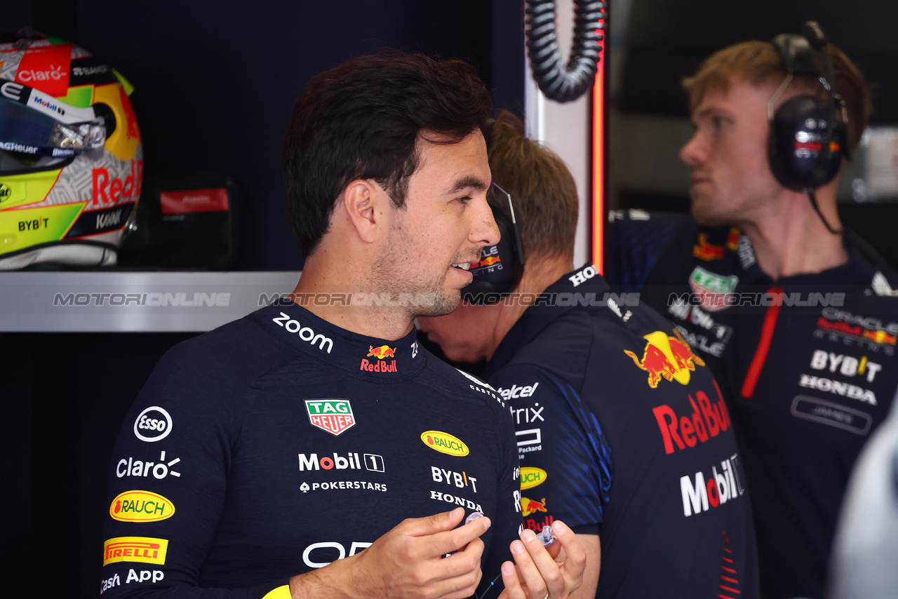 GP GRAN BRETAGNA, Sergio Perez (MEX) Red Bull Racing.

07.07.2023. Formula 1 World Championship, Rd 11, British Grand Prix, Silverstone, England, Practice Day.

- www.xpbimages.com, EMail: requests@xpbimages.com © Copyright: Batchelor / XPB Images