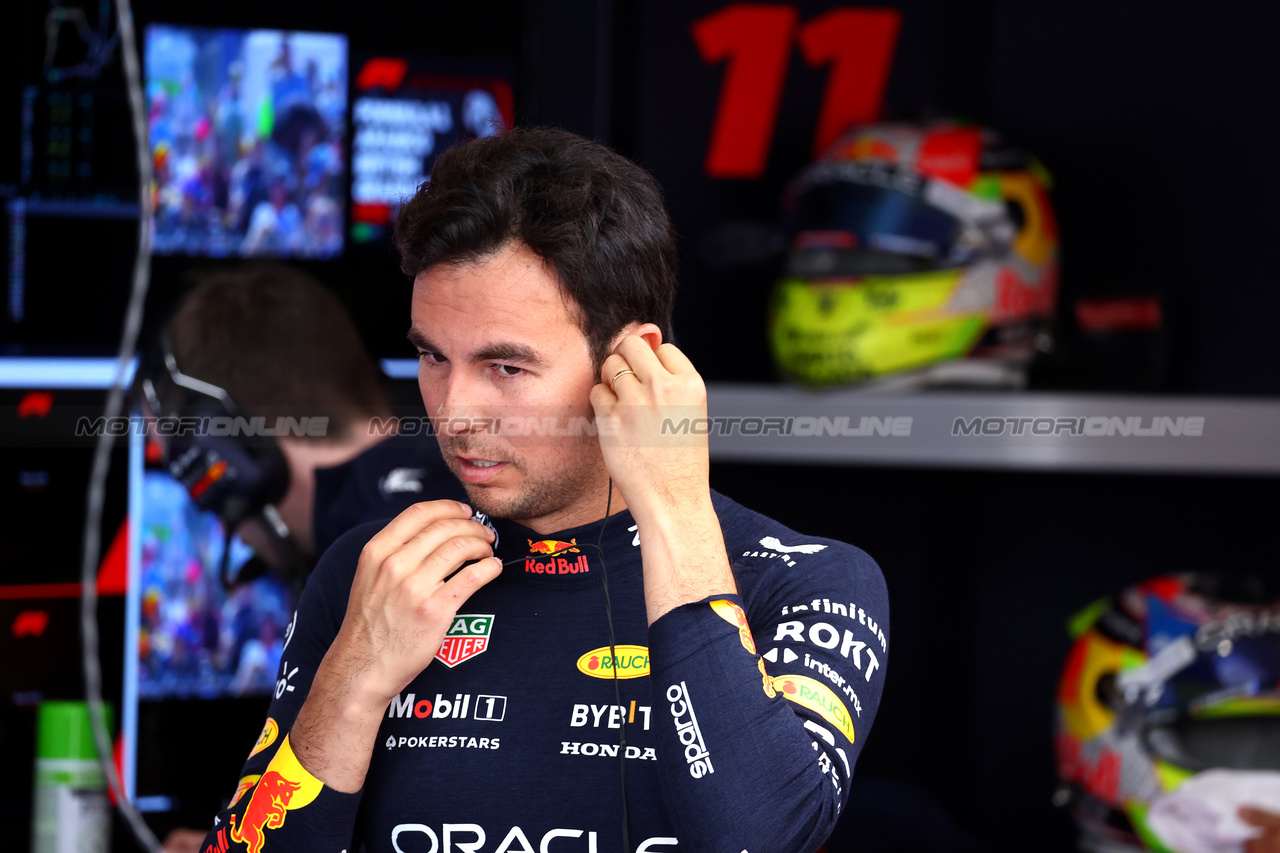GP GRAN BRETAGNA, Sergio Perez (MEX) Red Bull Racing.

07.07.2023. Formula 1 World Championship, Rd 11, British Grand Prix, Silverstone, England, Practice Day.

- www.xpbimages.com, EMail: requests@xpbimages.com © Copyright: Batchelor / XPB Images