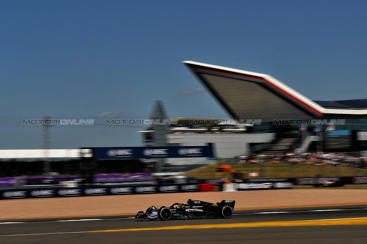 GP GRAN BRETAGNA, Lewis Hamilton (GBR) Mercedes AMG F1 W14.

07.07.2023. Formula 1 World Championship, Rd 11, British Grand Prix, Silverstone, England, Practice Day.

- www.xpbimages.com, EMail: requests@xpbimages.com © Copyright: Moy / XPB Images