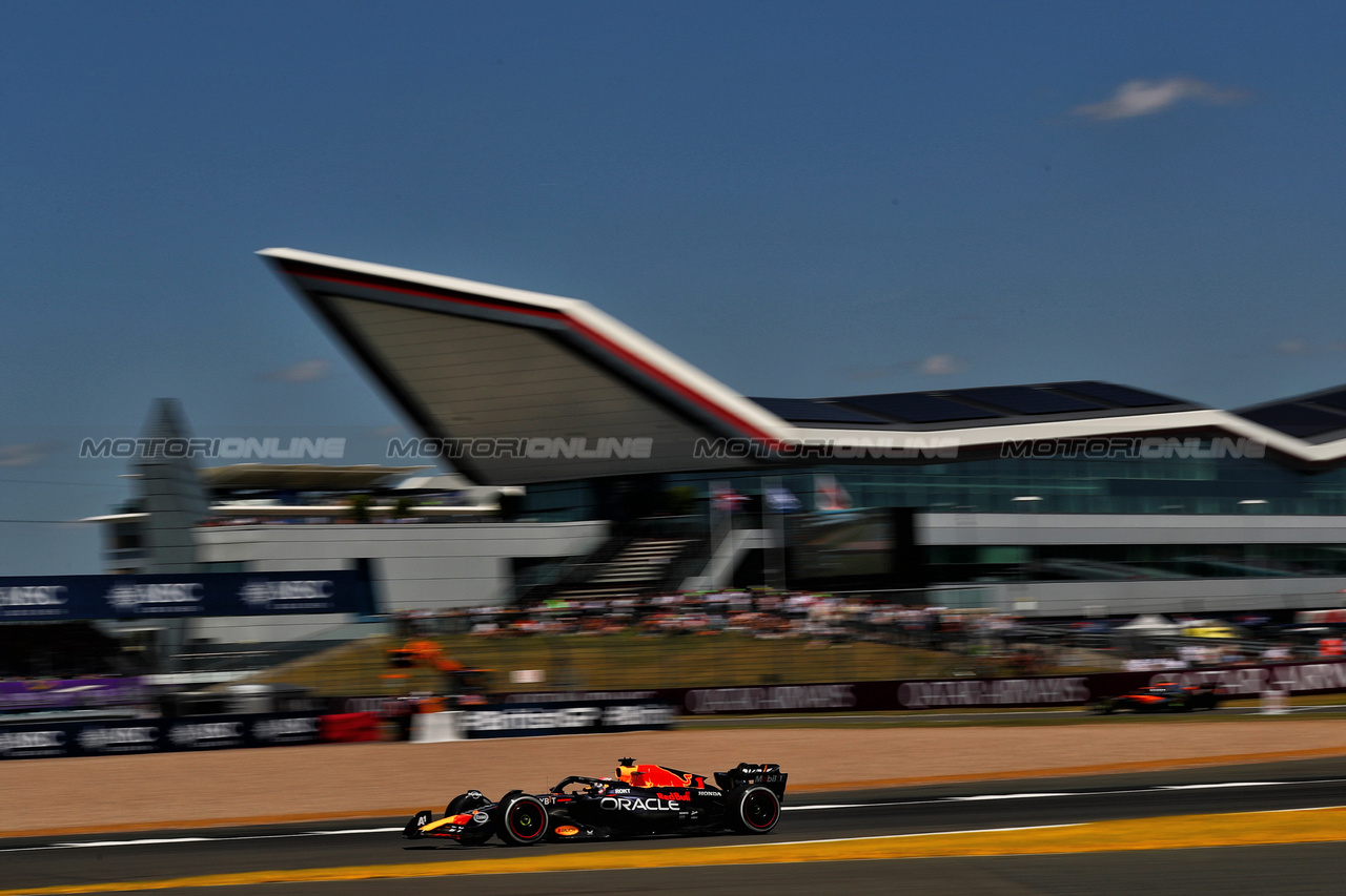 GP GRAN BRETAGNA, Max Verstappen (NLD) Red Bull Racing RB19.

07.07.2023. Formula 1 World Championship, Rd 11, British Grand Prix, Silverstone, England, Practice Day.

- www.xpbimages.com, EMail: requests@xpbimages.com © Copyright: Moy / XPB Images