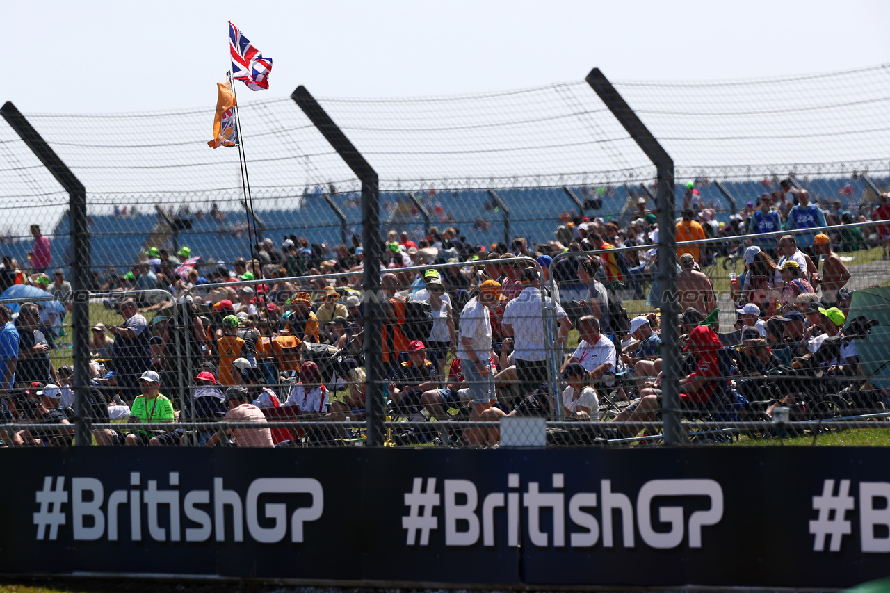GP GRAN BRETAGNA, Circuit Atmosfera - fans.

07.07.2023. Formula 1 World Championship, Rd 11, British Grand Prix, Silverstone, England, Practice Day.

- www.xpbimages.com, EMail: requests@xpbimages.com © Copyright: Moy / XPB Images