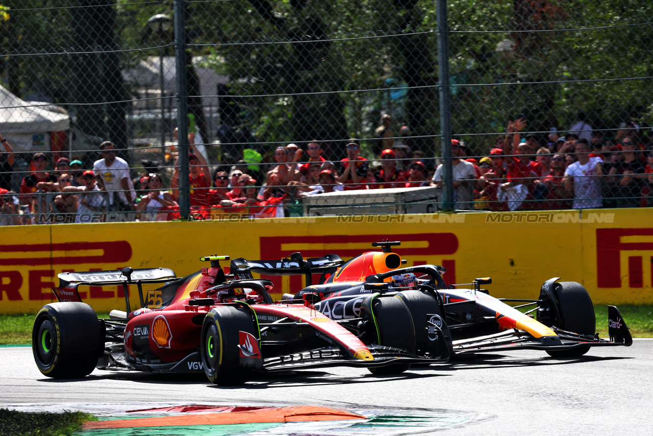 GP ITALIA, Carlos Sainz Jr (ESP) Ferrari SF-23 e Max Verstappen (NLD) Red Bull Racing RB19 battle for the lead on the grid.

03.09.2023. Formula 1 World Championship, Rd 15, Italian Grand Prix, Monza, Italy, Gara Day.

- www.xpbimages.com, EMail: requests@xpbimages.com © Copyright: Batchelor / XPB Images