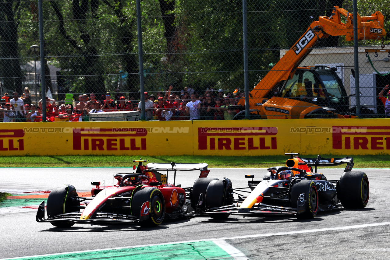 GP ITALIA, Carlos Sainz Jr (ESP) Ferrari SF-23 e Max Verstappen (NLD) Red Bull Racing RB19 battle for the lead on the grid.

03.09.2023. Formula 1 World Championship, Rd 15, Italian Grand Prix, Monza, Italy, Gara Day.

- www.xpbimages.com, EMail: requests@xpbimages.com © Copyright: Batchelor / XPB Images
