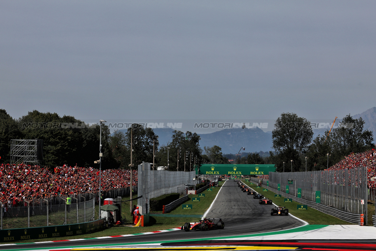 GP ITALIA, Carlos Sainz Jr (ESP) Ferrari SF-23 davanti a a the partenza of the race.

03.09.2023. Formula 1 World Championship, Rd 15, Italian Grand Prix, Monza, Italy, Gara Day.

 - www.xpbimages.com, EMail: requests@xpbimages.com © Copyright: Staley / XPB Images