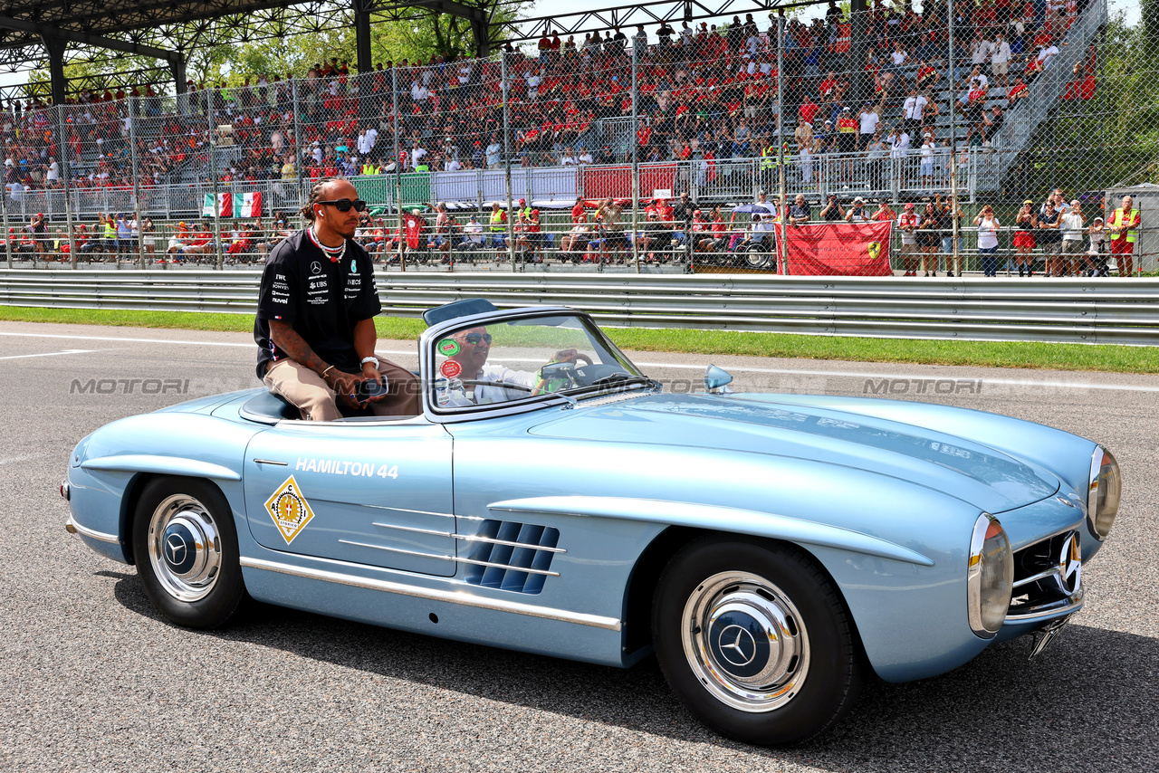 GP ITALIA, Lewis Hamilton (GBR) Mercedes AMG F1 on the drivers' parade.

03.09.2023. Formula 1 World Championship, Rd 15, Italian Grand Prix, Monza, Italy, Gara Day.

- www.xpbimages.com, EMail: requests@xpbimages.com © Copyright: Batchelor / XPB Images