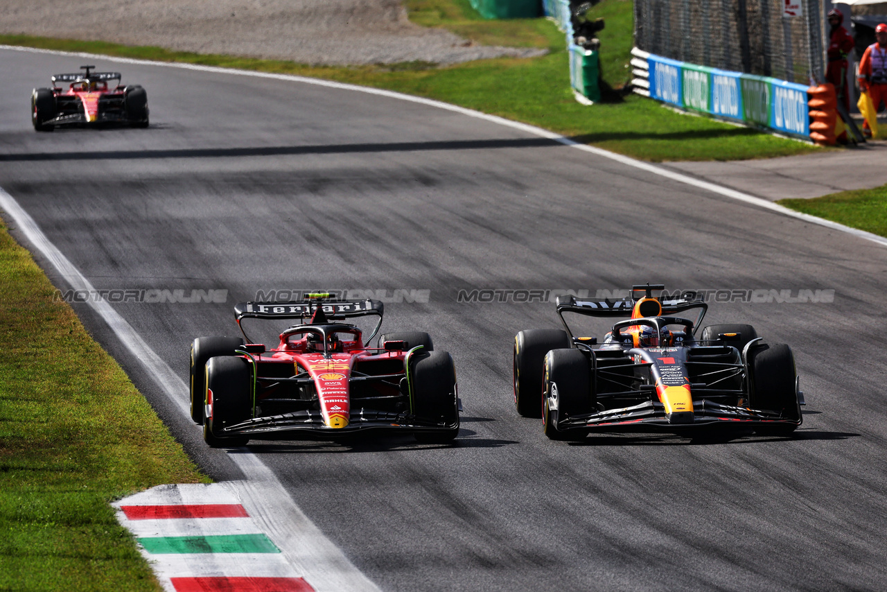 GP ITALIA, Max Verstappen (NLD) Red Bull Racing RB19 passes Carlos Sainz Jr (ESP) Ferrari SF-23 to lead the race.

03.09.2023. Formula 1 World Championship, Rd 15, Italian Grand Prix, Monza, Italy, Gara Day.

 - www.xpbimages.com, EMail: requests@xpbimages.com © Copyright: Coates / XPB Images