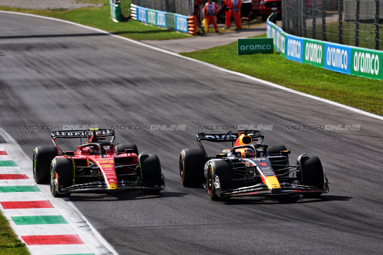 GP ITALIA, Max Verstappen (NLD) Red Bull Racing RB19 passes Carlos Sainz Jr (ESP) Ferrari SF-23 to lead the race.

03.09.2023. Formula 1 World Championship, Rd 15, Italian Grand Prix, Monza, Italy, Gara Day.

 - www.xpbimages.com, EMail: requests@xpbimages.com © Copyright: Coates / XPB Images