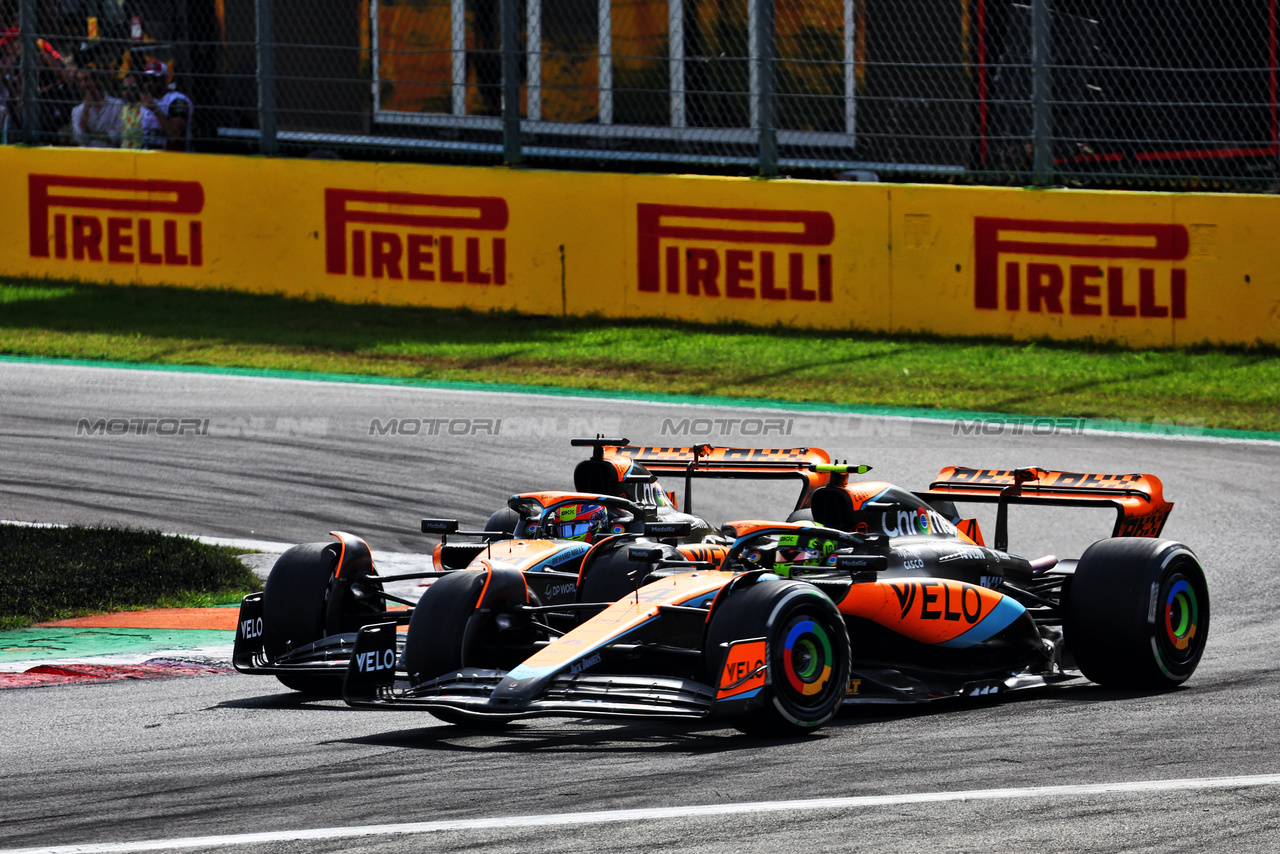 GP ITALIA, Lando Norris (GBR) McLaren MCL60 e Oscar Piastri (AUS) McLaren MCL60 battle for position.

03.09.2023. Formula 1 World Championship, Rd 15, Italian Grand Prix, Monza, Italy, Gara Day.

- www.xpbimages.com, EMail: requests@xpbimages.com © Copyright: Batchelor / XPB Images