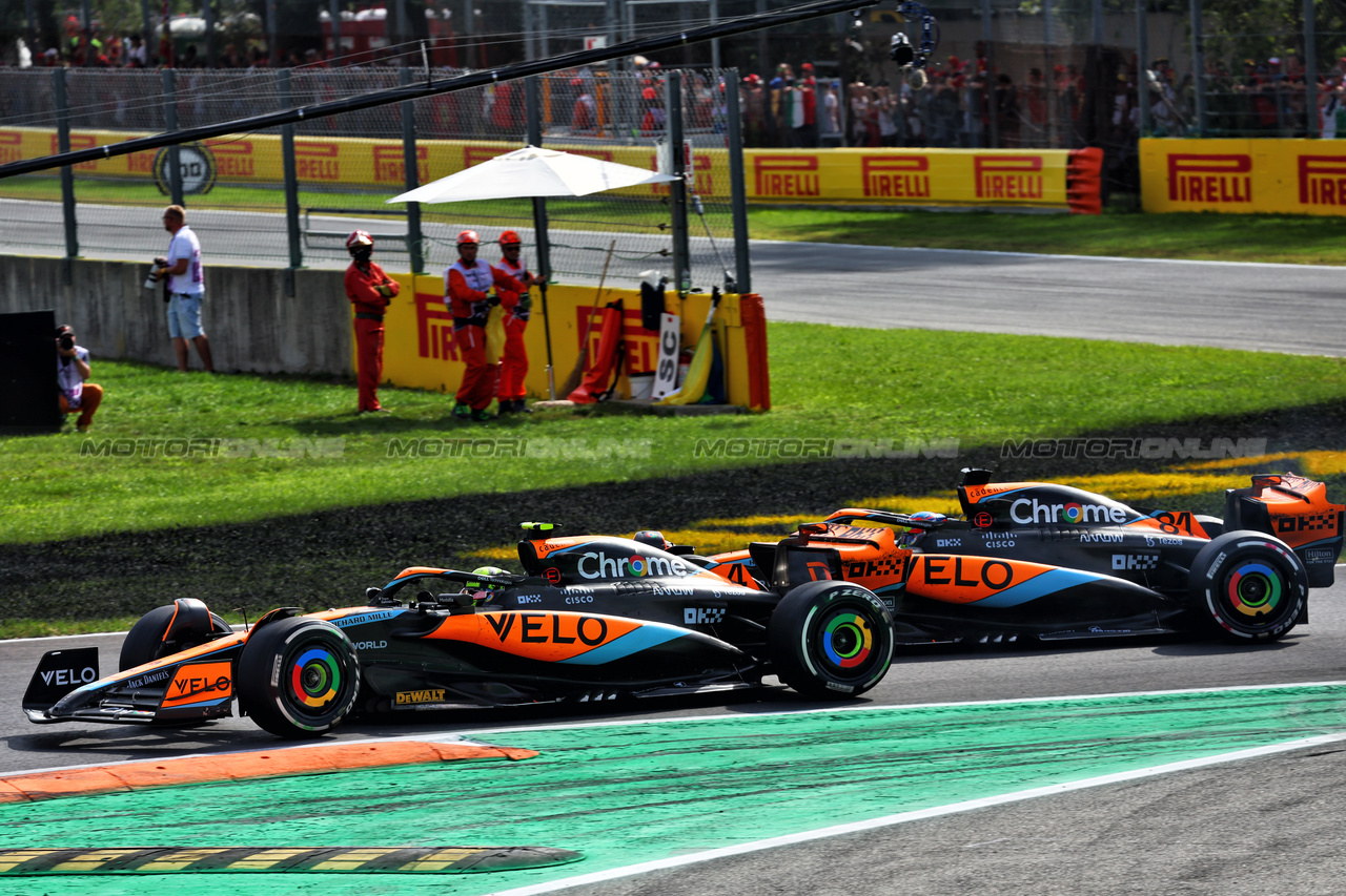 GP ITALIA, Lando Norris (GBR) McLaren MCL60 e Oscar Piastri (AUS) McLaren MCL60 battle for position.

03.09.2023. Formula 1 World Championship, Rd 15, Italian Grand Prix, Monza, Italy, Gara Day.

- www.xpbimages.com, EMail: requests@xpbimages.com © Copyright: Batchelor / XPB Images