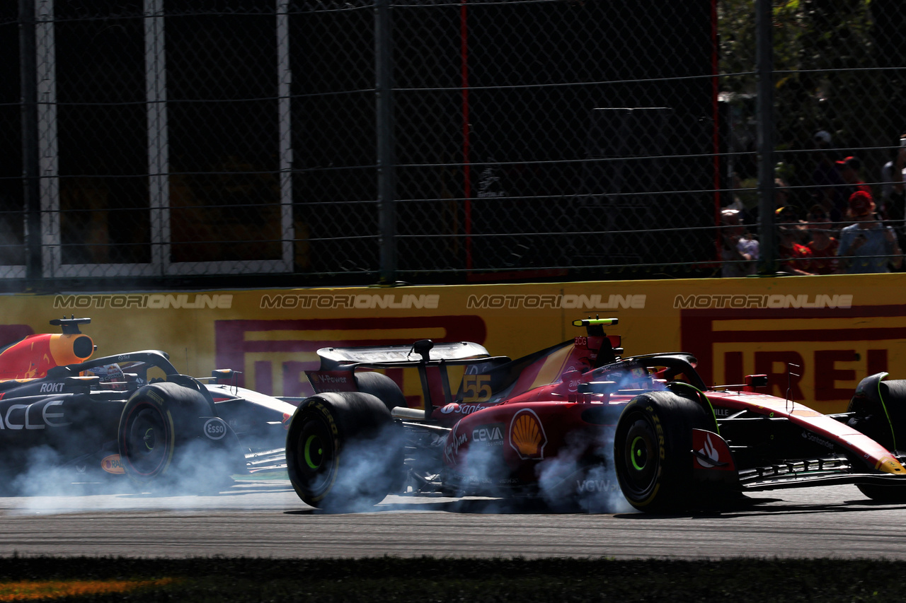 GP ITALIA, Carlos Sainz Jr (ESP) Ferrari SF-23 locks up under braking ahead of Max Verstappen (NLD) Red Bull Racing RB19.

03.09.2023. Formula 1 World Championship, Rd 15, Italian Grand Prix, Monza, Italy, Gara Day.

- www.xpbimages.com, EMail: requests@xpbimages.com © Copyright: Batchelor / XPB Images