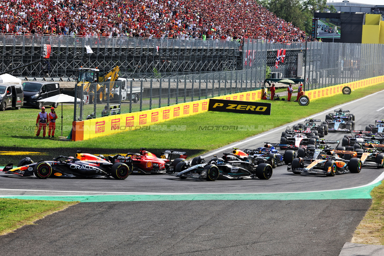 GP ITALIA, Max Verstappen (NLD) Red Bull Racing RB19 at the partenza of the race.

03.09.2023. Formula 1 World Championship, Rd 15, Italian Grand Prix, Monza, Italy, Gara Day.

- www.xpbimages.com, EMail: requests@xpbimages.com © Copyright: Bearne / XPB Images