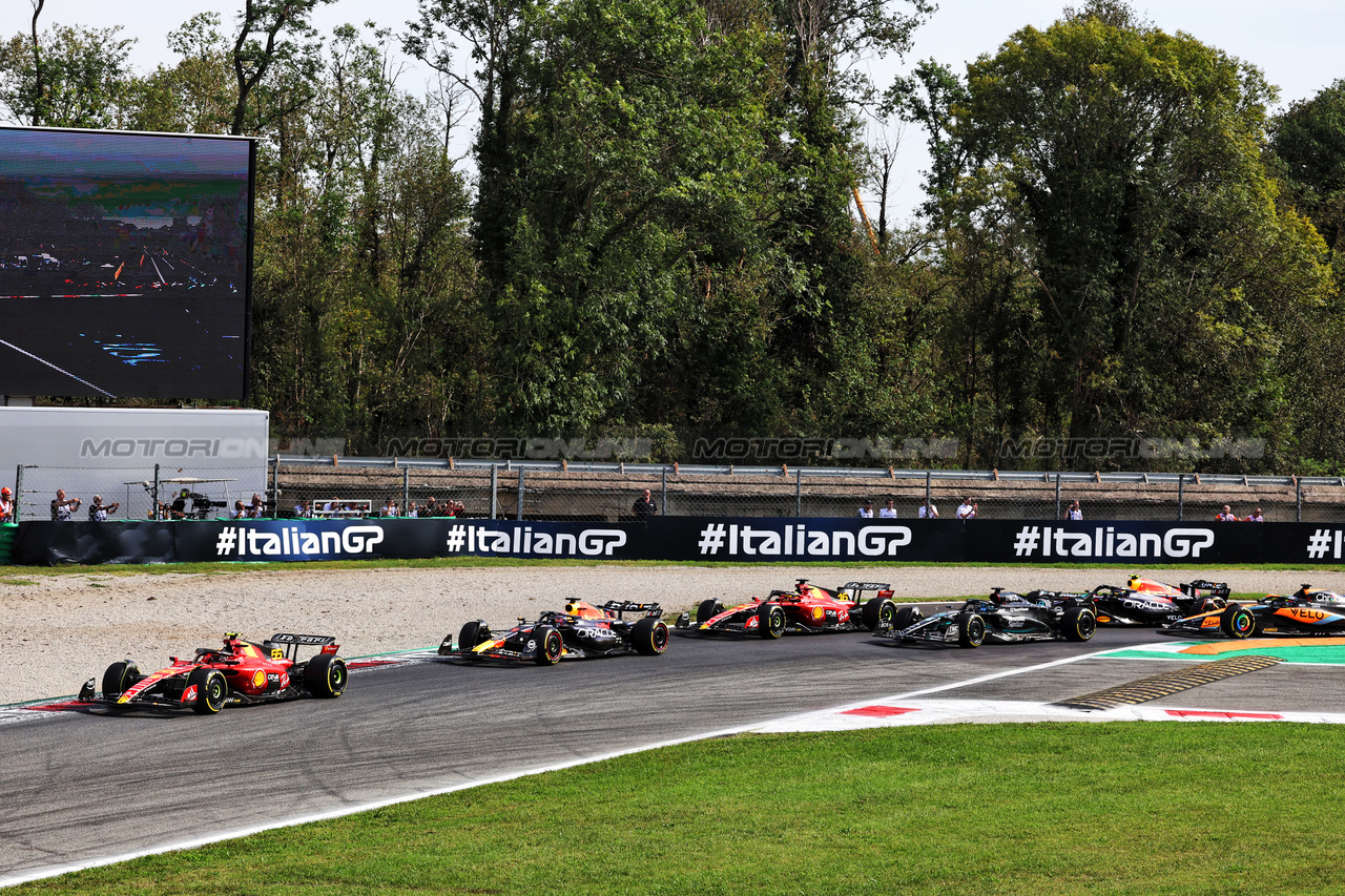 GP ITALIA, Carlos Sainz Jr (ESP) Ferrari SF-23 davanti a at the partenza of the race.

03.09.2023. Formula 1 World Championship, Rd 15, Italian Grand Prix, Monza, Italy, Gara Day.

- www.xpbimages.com, EMail: requests@xpbimages.com © Copyright: Bearne / XPB Images