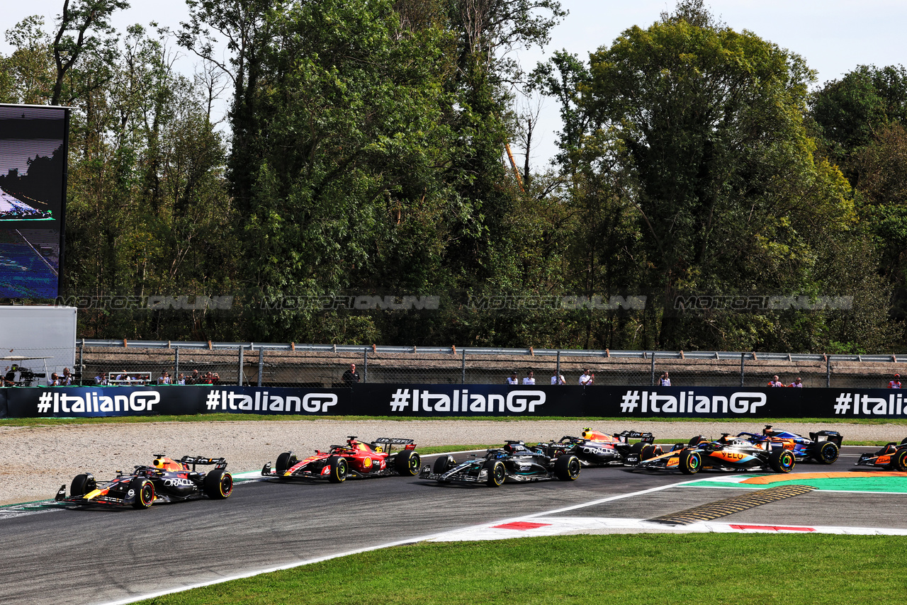GP ITALIA, Max Verstappen (NLD) Red Bull Racing RB19 at the partenza of the race.

03.09.2023. Formula 1 World Championship, Rd 15, Italian Grand Prix, Monza, Italy, Gara Day.

- www.xpbimages.com, EMail: requests@xpbimages.com © Copyright: Bearne / XPB Images
