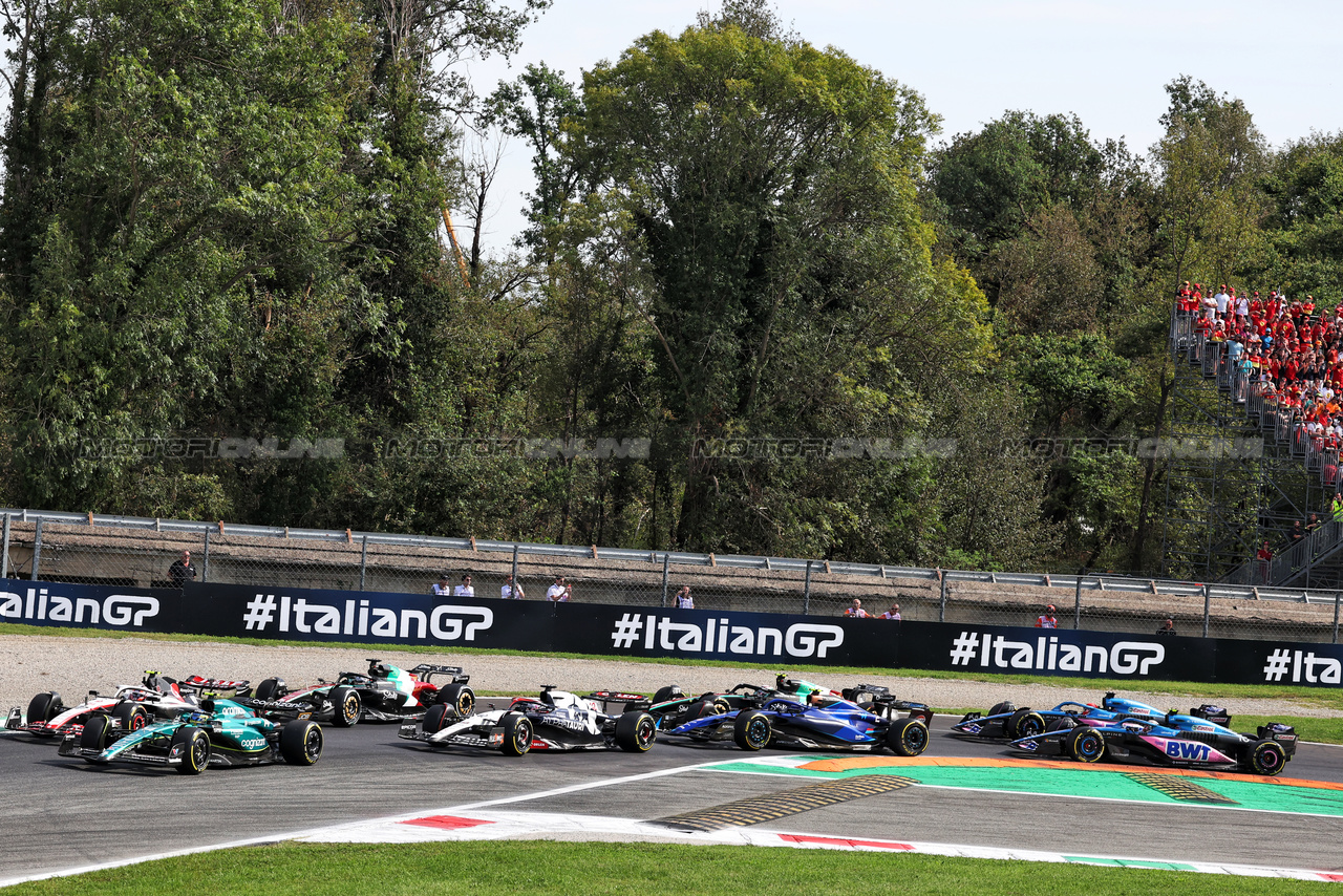 GP ITALIA, Fernando Alonso (ESP) Aston Martin F1 Team AMR23 at the partenza of the race.

03.09.2023. Formula 1 World Championship, Rd 15, Italian Grand Prix, Monza, Italy, Gara Day.

- www.xpbimages.com, EMail: requests@xpbimages.com © Copyright: Bearne / XPB Images