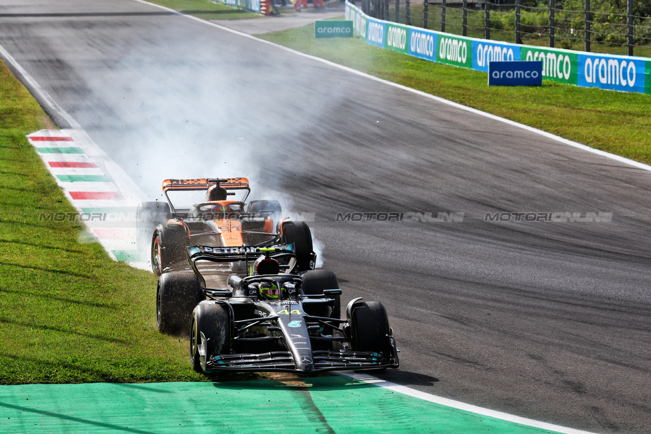 GP ITALIA, Lewis Hamilton (GBR) Mercedes AMG F1 W14 e Oscar Piastri (AUS) McLaren MCL60 battle for position.

03.09.2023. Formula 1 World Championship, Rd 15, Italian Grand Prix, Monza, Italy, Gara Day.

 - www.xpbimages.com, EMail: requests@xpbimages.com © Copyright: Coates / XPB Images