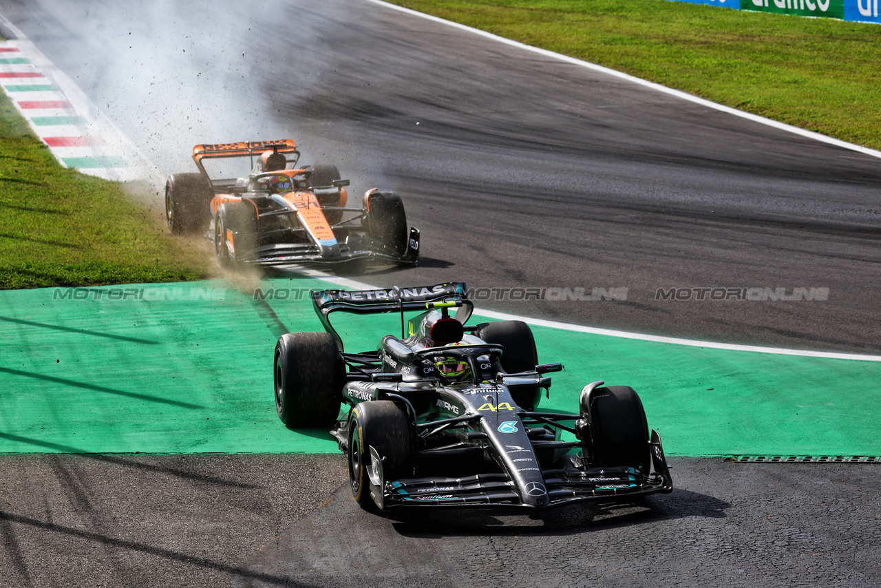 GP ITALIA, Lewis Hamilton (GBR) Mercedes AMG F1 W14 e Oscar Piastri (AUS) McLaren MCL60 battle for position.

03.09.2023. Formula 1 World Championship, Rd 15, Italian Grand Prix, Monza, Italy, Gara Day.

 - www.xpbimages.com, EMail: requests@xpbimages.com © Copyright: Coates / XPB Images