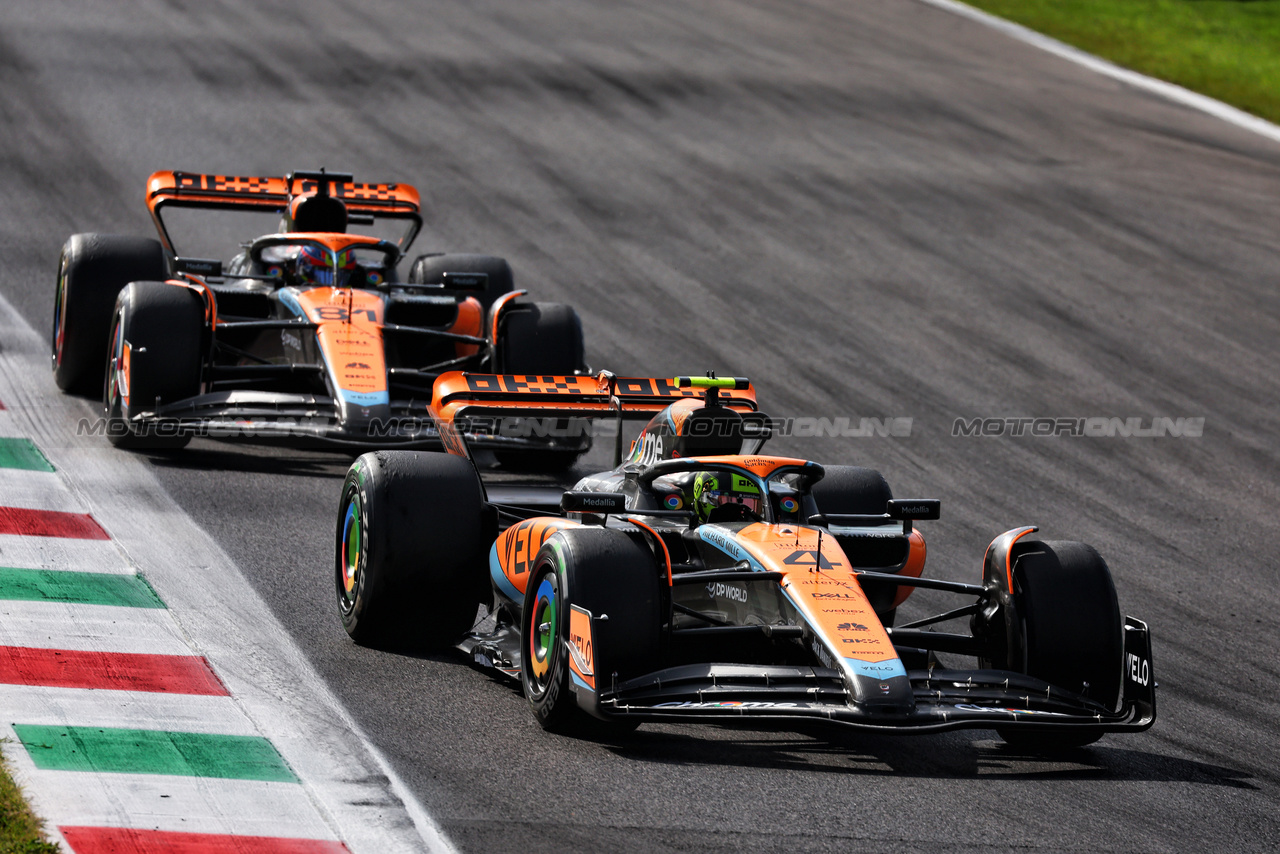 GP ITALIA, Lando Norris (GBR) McLaren MCL60 davanti a team mate Oscar Piastri (AUS) McLaren MCL60.

03.09.2023. Formula 1 World Championship, Rd 15, Italian Grand Prix, Monza, Italy, Gara Day.

 - www.xpbimages.com, EMail: requests@xpbimages.com © Copyright: Coates / XPB Images