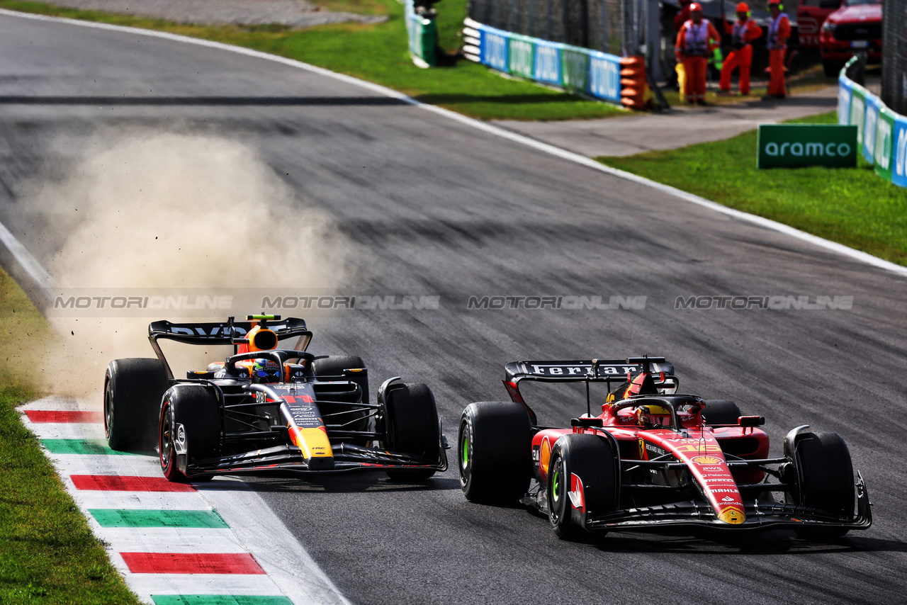 GP ITALIA, Sergio Perez (MEX) Red Bull Racing RB19 e Charles Leclerc (MON) Ferrari SF-23 battle for position.

03.09.2023. Formula 1 World Championship, Rd 15, Italian Grand Prix, Monza, Italy, Gara Day.

 - www.xpbimages.com, EMail: requests@xpbimages.com © Copyright: Coates / XPB Images
