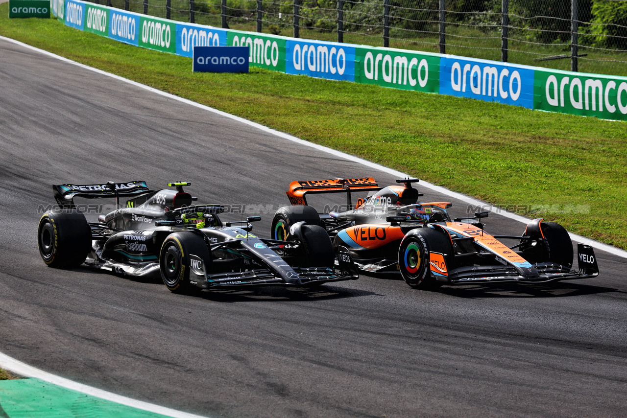 GP ITALIA, Lewis Hamilton (GBR) Mercedes AMG F1 W14 e Oscar Piastri (AUS) McLaren MCL60 battle for position.

03.09.2023. Formula 1 World Championship, Rd 15, Italian Grand Prix, Monza, Italy, Gara Day.

 - www.xpbimages.com, EMail: requests@xpbimages.com © Copyright: Coates / XPB Images