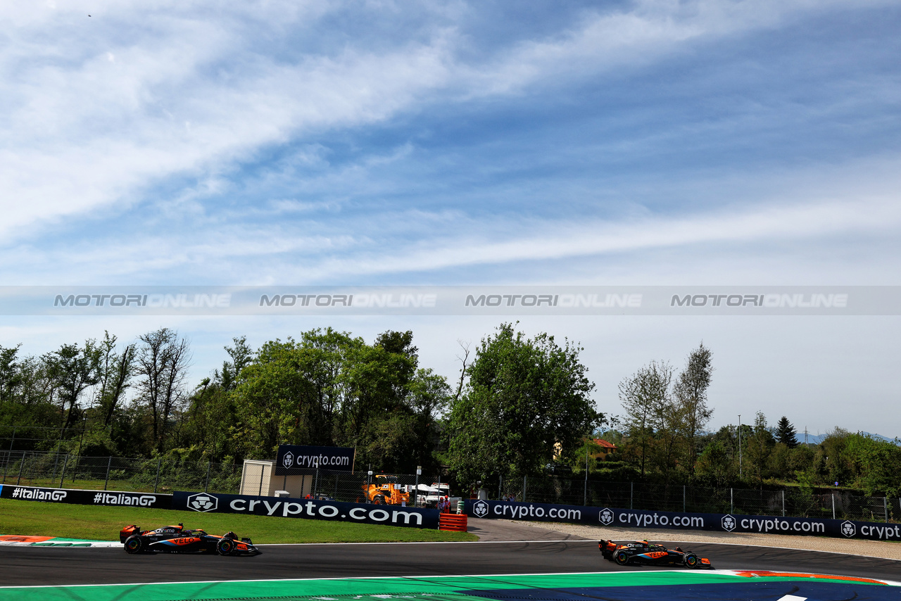 GP ITALIA, Lando Norris (GBR) McLaren MCL60 davanti a team mate Oscar Piastri (AUS) McLaren MCL60.

03.09.2023. Formula 1 World Championship, Rd 15, Italian Grand Prix, Monza, Italy, Gara Day.

 - www.xpbimages.com, EMail: requests@xpbimages.com © Copyright: Coates / XPB Images