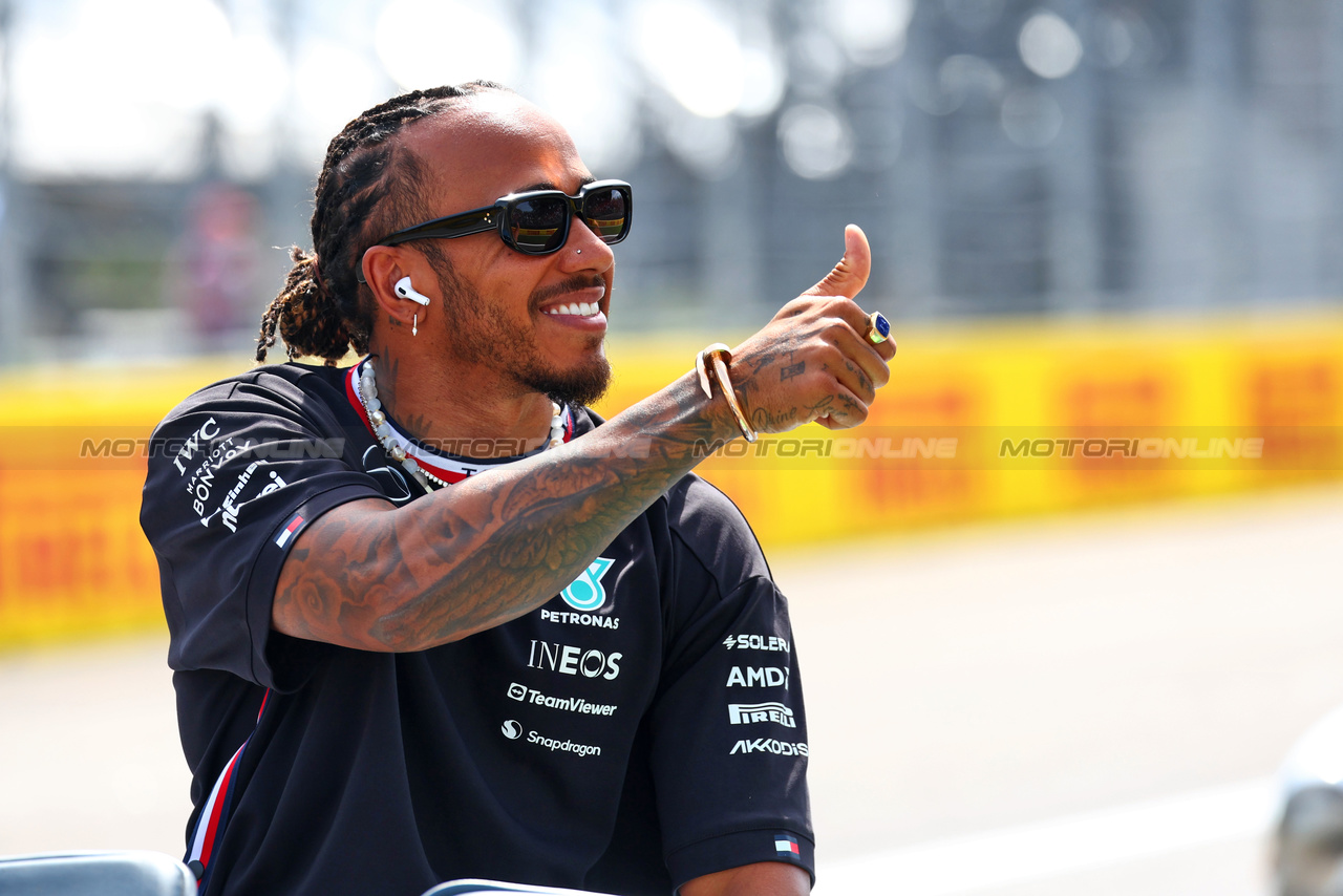 GP ITALIA, Lewis Hamilton (GBR) Mercedes AMG F1 on the drivers' parade.

03.09.2023. Formula 1 World Championship, Rd 15, Italian Grand Prix, Monza, Italy, Gara Day.

 - www.xpbimages.com, EMail: requests@xpbimages.com © Copyright: Coates / XPB Images