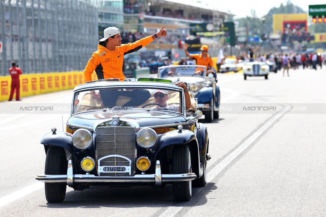 GP ITALIA, Lando Norris (GBR) McLaren on the drivers' parade.

03.09.2023. Formula 1 World Championship, Rd 15, Italian Grand Prix, Monza, Italy, Gara Day.

 - www.xpbimages.com, EMail: requests@xpbimages.com © Copyright: Coates / XPB Images