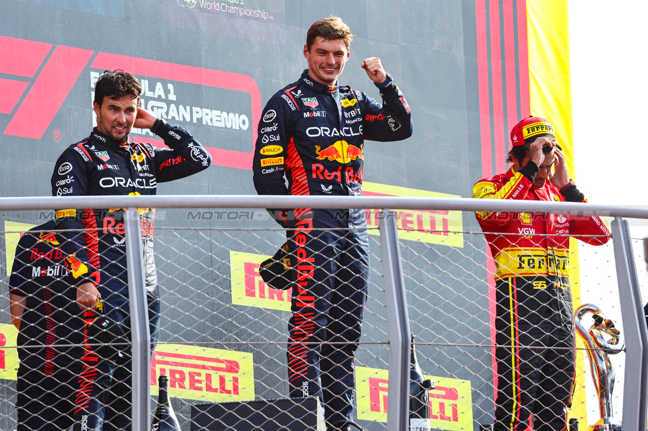 GP ITALIA, Sergio Perez (MEX), Red Bull Racing Max Verstappen (NLD), Red Bull Racing Carlos Sainz Jr (ESP), Ferrari 
03.09.2023. Formula 1 World Championship, Rd 15, Italian Grand Prix, Monza, Italy, Gara Day.
- www.xpbimages.com, EMail: requests@xpbimages.com © Copyright: Charniaux / XPB Images